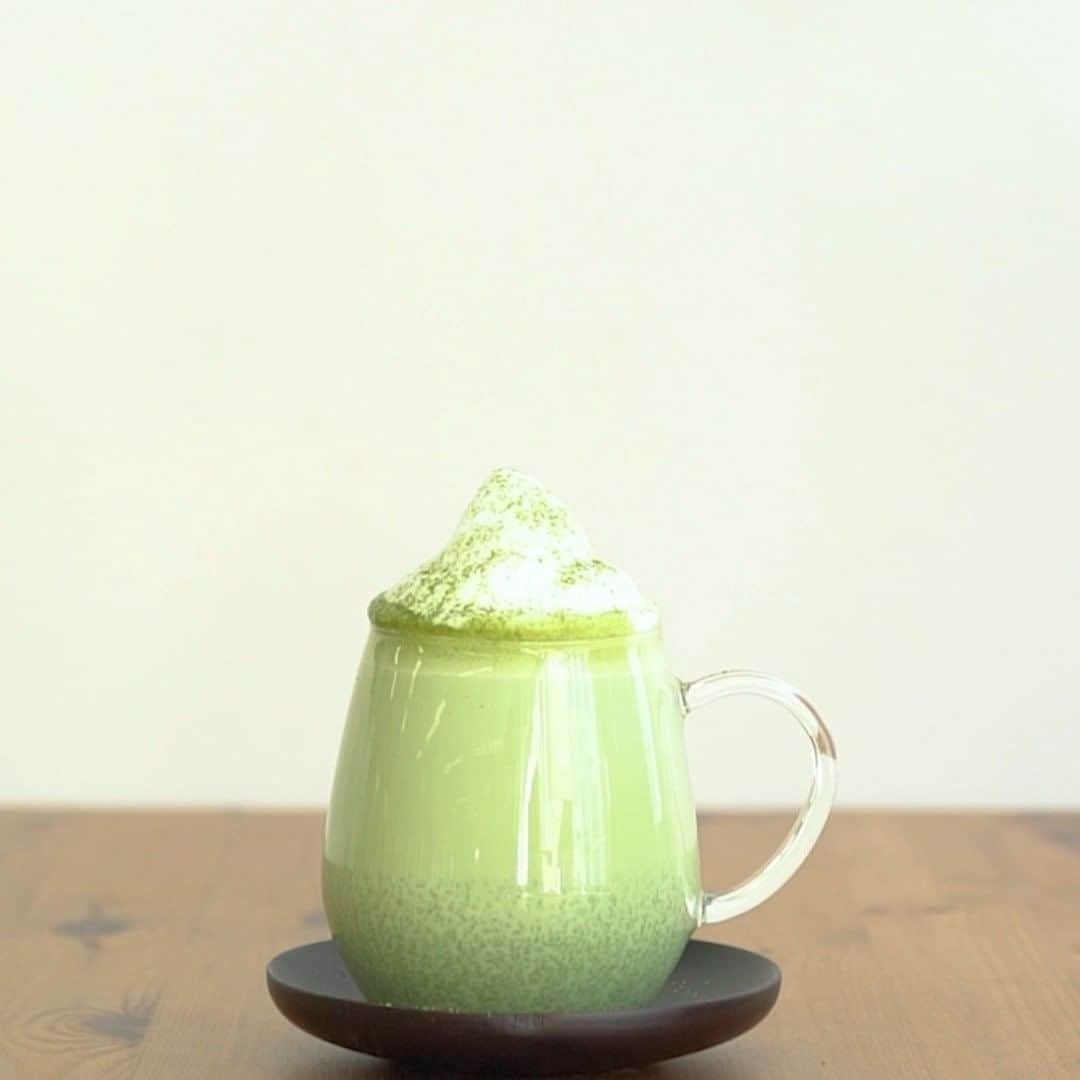 HARIOのインスタグラム：「- - - - - - - - matcha latte- - - - - - - -  ○つくり方 1.フィルターインボトル・ポータブルに 　抹茶と水を入れて上下に振り、 　抹茶ベースを作ります。 2.抹茶ベースを注ぎます。 3.クリーマーで泡立てたミルクを注ぎます。 4.抹茶パウダーを振りかけたら完成。  ○使用アイテム 『フィルターインボトル・ポータブル』 『ラウンドマグ』 『クリーマー・キュート』 ▶︎詳細はプロフィールリンクから  ○How to matcha latte 1. Place matcha powder and pour water in the Filter-in Bottle Portable and Shake. 2. Pour this matcha shot 3. Pour foamed milk. 4. Add matcha powder.  ○Products 『Filter-in Bottle Portable』 『Round Mug』 『Creamer "Qto"』 _______________________________________ #ハリオのある暮らし #hario#hariojapan #hariov60#v60 ㅤㅤㅤㅤㅤㅤㅤㅤㅤㅤㅤㅤㅤ #おうちカフェ#うちカフェ#カフェ#シンプル#丁寧な暮らし#日々#手作り#ティータイム#ホームカフェ#おうち時間#おうちカフェ＃抹茶#抹茶ラテ#cafe#teatime#tea#homecafe#stayhome#yum#homemade#tealover#matcha#matchalatte#홈카페#홈카페놀이」