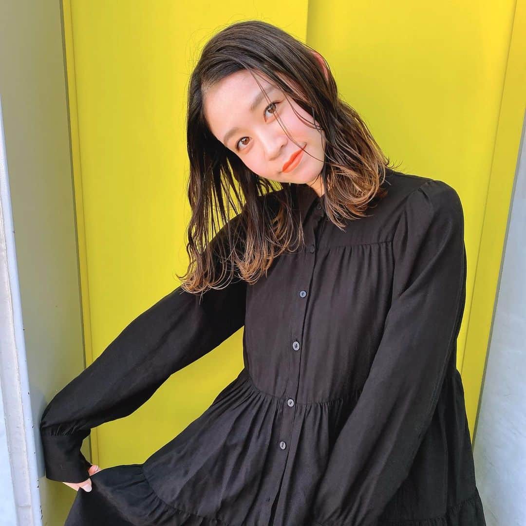 帆春のインスタグラム：「ぽかぽかにちようび〜☀️ 可愛いワンピースだったな〜👗✨  #日曜日 #日曜 #2月 #Sunday #day #shoot #撮影 #衣装 #zara #japan #onepiece  #shooting #ワンピース #ザラ #シャツワンピース  #ヘアカラー #グラデーションカラー #カラー   よそ行きの顔しとる😂笑」