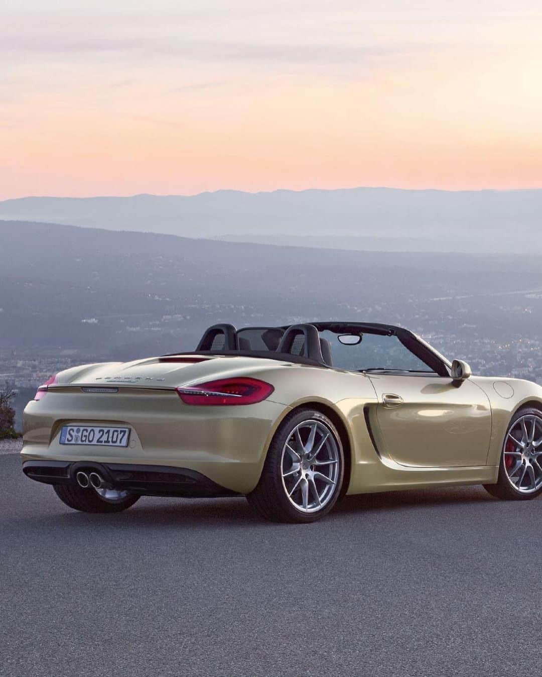 Porscheさんのインスタグラム写真 - (PorscheInstagram)「Celebrating 25 years of Boxster history. With the third generation came a huge design leap to thrust the Boxster character forwards thanks to its flat flyline, extended wheelbase, wider track and larger wheels.」2月21日 20時01分 - porsche