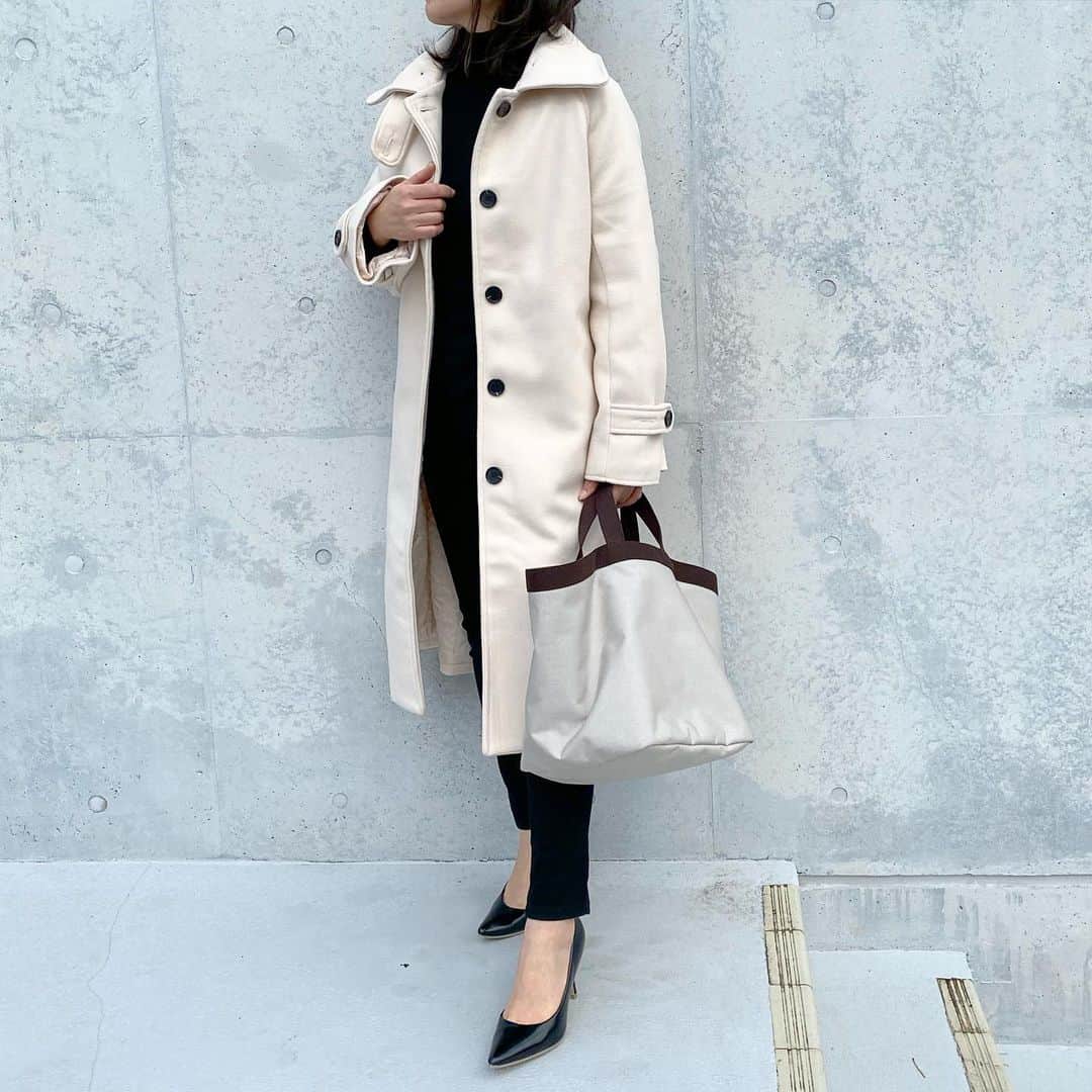 tomomi.7_のインスタグラム：「* *  お気に入りのホワイトコート @florist_zozotown   週末はあっという間に終わったけど 火曜日は祝日！うれスィー❤︎  * *  #florist_zozotown #コート #コートコーデ  #エルベシャプリエ #hervechapelier  #monotonecode #fashiongram  #ロカリ #モノトーンコーデ #locari #シンプルコーデ #白黒コーデ #likes」