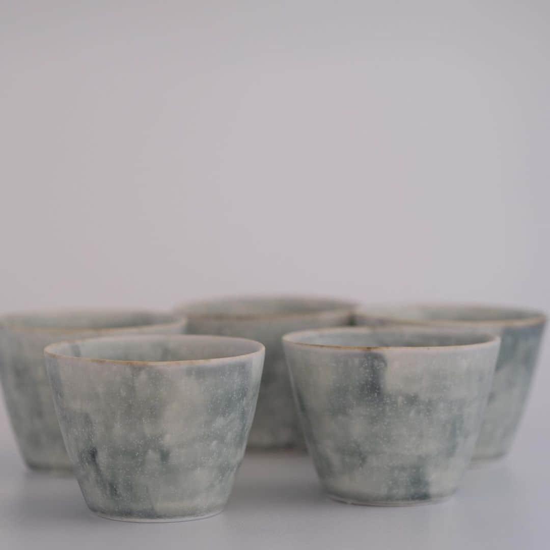 手紙社さんのインスタグラム写真 - (手紙社Instagram)「【まるで雪が降っているかのような結晶釉の器】 自然がつくり出す美しさを大切にしながら、石膏型や手びねりによって作品を制作する「Ayako Sasaki porcelain（@ayakosasakiporcelain）」。今回登場する作品は、ほとんどが新作。長い期間かけてようやく完成したという、結晶が白く表面に浮き出る釉薬によって、水彩画のような独特な表情に仕上がるのだとか。まるで粉雪が降る静かな冬の空のような美しい器は、どんな料理も引き立ててくれそうです。  --------------------- 【「手紙社のオンラインフェスティバル 紙博&陶博」開催概要】 会期：2021年3月1日（月）〜3月7日（日）　＊参加無料﻿ 会場：「手紙社のオンラインフェスティバル 紙博&陶博」公式サイト﻿  ▶︎詳細は「@kamihaku2021」プロフィールのURLから！  ◎オンラインショッピング 定番アイテムだけでなく、新作やここだけの限定アイテムなど、出展者による渾身の作品がずらりと並びます。さらに“手紙社の部員”限定で、ひと足早くお買い物ができる先行販売を実施！ プレビュー期間：2月25日（木）12:00〜2月27日（土）24:00 先行販売期間：﻿2月28日（日）10:00〜24:00﻿ 一般販売期間：﻿3月1日（月）12:00〜3月7日（日）24:00﻿  ◎オンラインミーティング 制作のバックグラウンドや実際に販売する作品の紹介などを直接聞いたり見たりできるオンラインミーティング（番組）を、一部の出展者からお届けする予定！  ▶︎「手紙社の部員」について詳しくは、手紙社公式サイト→「部員ですけど、何か？」をチェック！  #手紙社#手紙舎#紙博#陶博#オンラインイベント#紙#イラスト#デザイン#印刷#活版#文房具#マステ#ハンコ#手紙#箱#雑貨#陶器#磁器#ayako_sasaki_porcelain  #tegamisha#kamihaku#touhaku#paper#papercrafts#ceramics#pottery#handcraft」2月21日 20時02分 - tegamisha