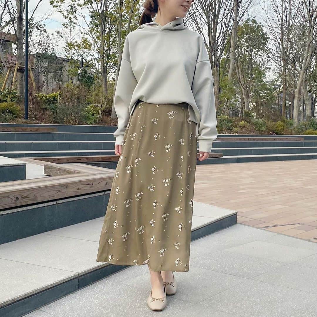 indexのインスタグラム：「recommend styling✔️﻿ .﻿ 💫suede foodie pullover﻿ C58-12222 ¥4,389(tax in)﻿ off white / light gray / pink beige ﻿ .﻿ 💫flower satin skirt﻿ C58-72006 ¥4,950(tax in)﻿ light khaki / navy﻿ .﻿ 表面が起毛していて肌触りの良いジャージ素材のフーディープルオーバーは程よい厚みで春に大活躍の予感✨﻿ .﻿ 1枚ではもちろんアウターのインナーとしても役立ちます💐﻿ .﻿ スカートは落ち感のあるサテンを使用し、素材感の違いを楽しめるスタイリング◎﻿ .﻿ .﻿ .﻿ #index #インデックス ﻿ ﻿ ﻿」
