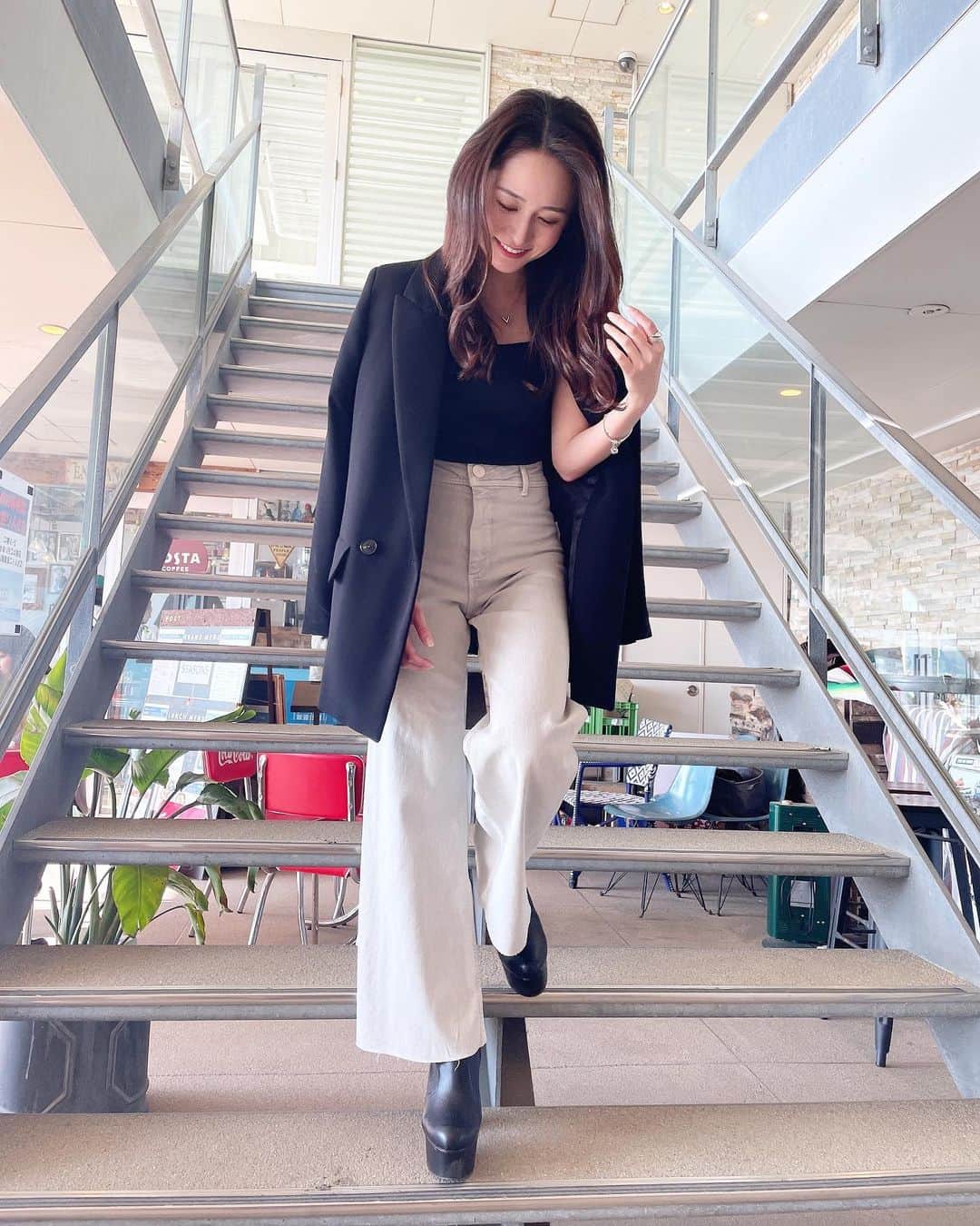 五十嵐みさのインスタグラム：「. 笑いに耐えられなかった3枚目🤪 あーみのカメラセンス📸 . #鎌倉#由比ヶ浜#材木座#材木座テラス#カフェ#海沿い#湘南#ファッション#ジャケット#パンツスタイル#モノトーン#モノトーンコーデ」