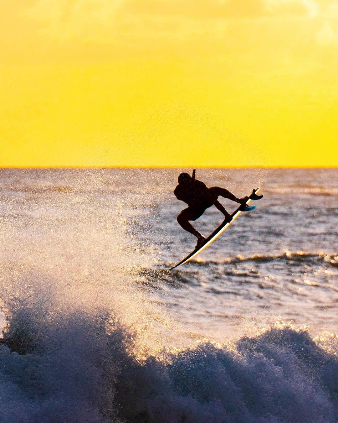 イタロ・フェレイラのインスタグラム：「5:15am - BE WHO YOU ARE @oakley ✨🔥 (🎥 @costablancafilms )」