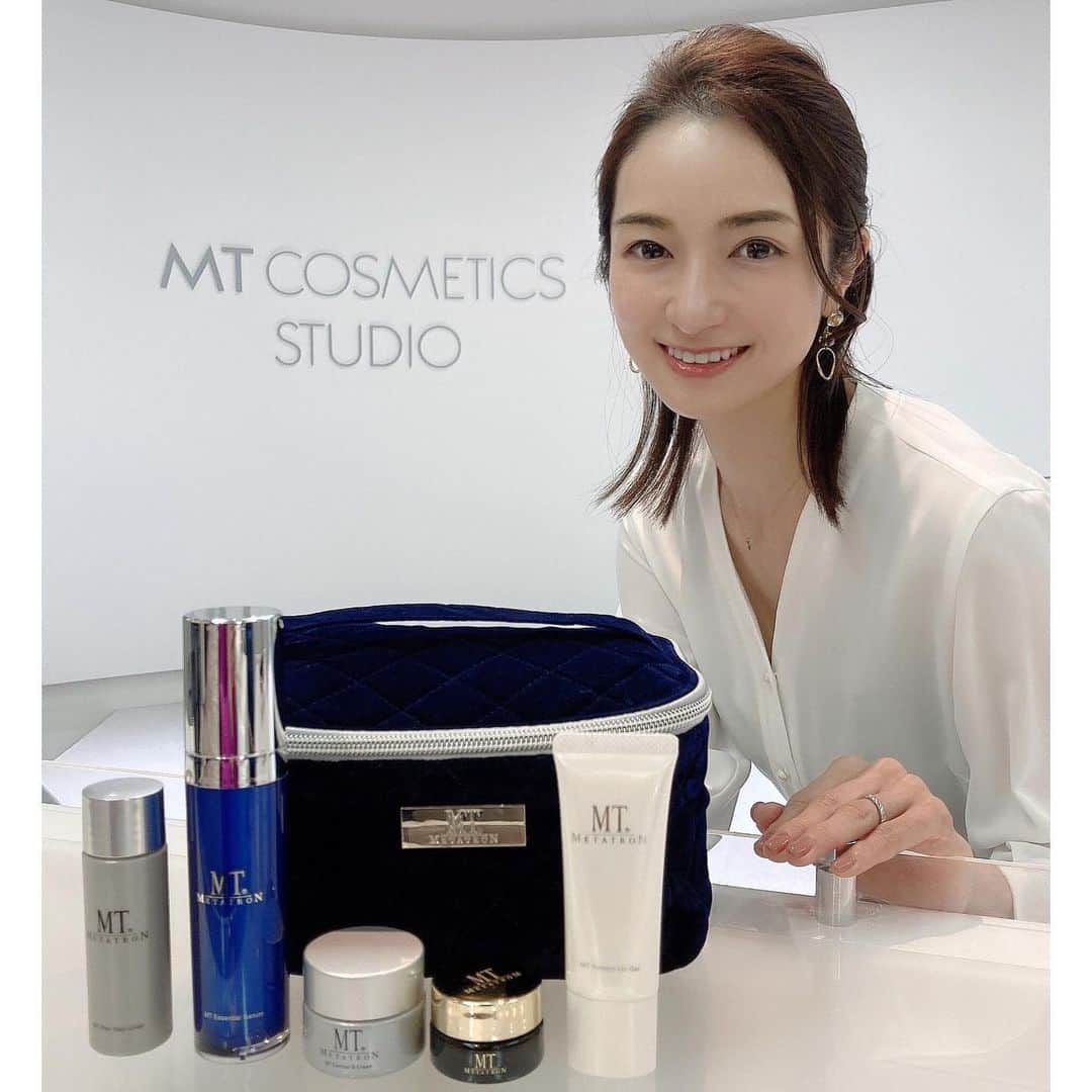 Mayuko Watanabe 渡辺真由子さんのインスタグラム写真 - (Mayuko Watanabe 渡辺真由子Instagram)「クリニック・美容サロン専売品のコスメブランド『MTメタトロン』が、2/23～3/1の期間、銀座三越のポップアップショップに出展します♬ ・ 銀座三越ポップアップショップのみの限定コフレには、『MTメタトロン』で1番人気の美容液<MT エッセンシャルセラム>が現品30ml、12100円（税込）に、化粧水・クリーム・アイクリーム・UVジェルのお試しサイズとポーチがついて13200円（税込）でかなりお得✨✨ ・ 実際に一足先に全種類を私も使ってみましたが、花粉症が始まったと思われる肌荒れにも効果があり、次の日の肌のふっくら感をすぐ実感できました😍💕サラッとしたテクスチャーの美容液を顔全体に塗るとお肌のハリが生き返るのがわかります^_^！ ・ 限定コフレは旅行とかにもおすすめサイズですし、この機会にしか店頭では購入できず、24040円（税込）相当入っている限定コフレなのでお早めに☺️💕 もちろんそのほかの商品も置いてるので、カウンセリングをして肌悩みに合ったコスメを選んでみるのも良いと思います( ˊᵕˋ )♡ さらに来店者特典（人気のクレンジングジェルパウチ5日分）に限定コフレ購入者特典（クレンジングジェル30mlと洗顔ミニボトル30g）＋この投稿を見たと会場でお伝えいただくと、さらにMTエッセンシャル・セラムのサンプルパウチ３包セットがプレゼント🎁とお得だらけ！！私も欲しいので行こうと思っています☆笑 ぜひ皆さんも銀座三越新館7階に行ってみてくださいー🥰 限定コフレや特典は無くなり次第終了ですのでお早めにです♬ #銀座三越#スキンケアマニア#ポップアップショップ#期間限定ショップ#おうち美容#おこもり美容#サンプルプレゼント#MTメタトロン#メタトロン#今も未来も輝く美肌#ドクターズコスメ#ラグジュアリーコスメ#PR #美容好きな人と繋がりたい#美容オタク#ベストコスメ#乾燥肌スキンケア」2月21日 20時04分 - watanabe_mayuko