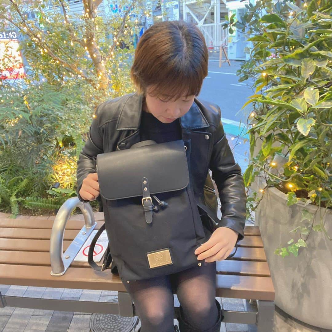 のインスタグラム：「. 早く色んなところへマスクを着けずに お出掛け出来る日が来るといいな🥺💓  —————————————————— ★ホワイトデーキャンペーン  大好きなあの人に贈ろう！ 3月5日までバックパック全商品10％off！ さらにクーポンコード使用で最大25％off！ バックパック1点ご購入につきトートバック＆ギフト用包装もプレゼント！  15％offクーポンコード【MNM15】 —————————————————  #GastonLuga #ガストンルーガ #リュックサック#バックパック #ビーガンレザー #まったり #リラックス #タイム  #テニス #テニスプレイヤー #アスリート  #女子アスリート #スポーツ #レザー #レザーコーデ #女性アスリート #お出かけ #したい #髪染めなくては」