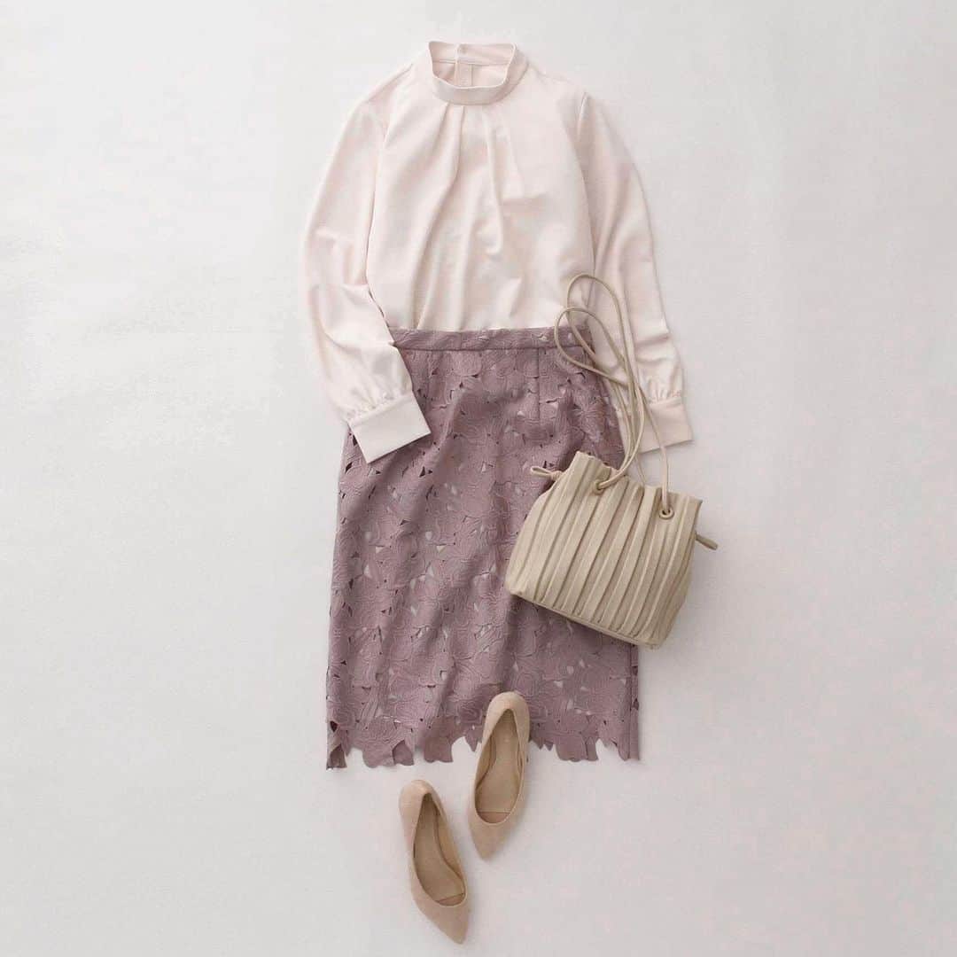 indexのインスタグラム：「recommend styling✔️﻿ .﻿ 💫high neck jersey tops﻿ C58-12205 ¥3,289(tax in)﻿ off white / light gray / white lavender﻿ .﻿ ﻿ 💫flower lace skirt﻿ C58-72005 ¥4,950(tax in)﻿ pink beige / white lavender / navy﻿ ﻿ .﻿ ブラウス見えのハイネックトップスはジャージ素材で着心地抜群✨﻿ .﻿ 1枚着でもインナーとしても着こなしの幅を広げてくれるアイテム💐﻿ .﻿ スカートは安心感のある程よい厚みのフラワーレースをあしらったタイトスカートで着回しやすい◎﻿ .﻿ 合わせを選ばない万能なアイテム同士のスタイリングです✨﻿ .﻿ #index  #インデックス﻿」