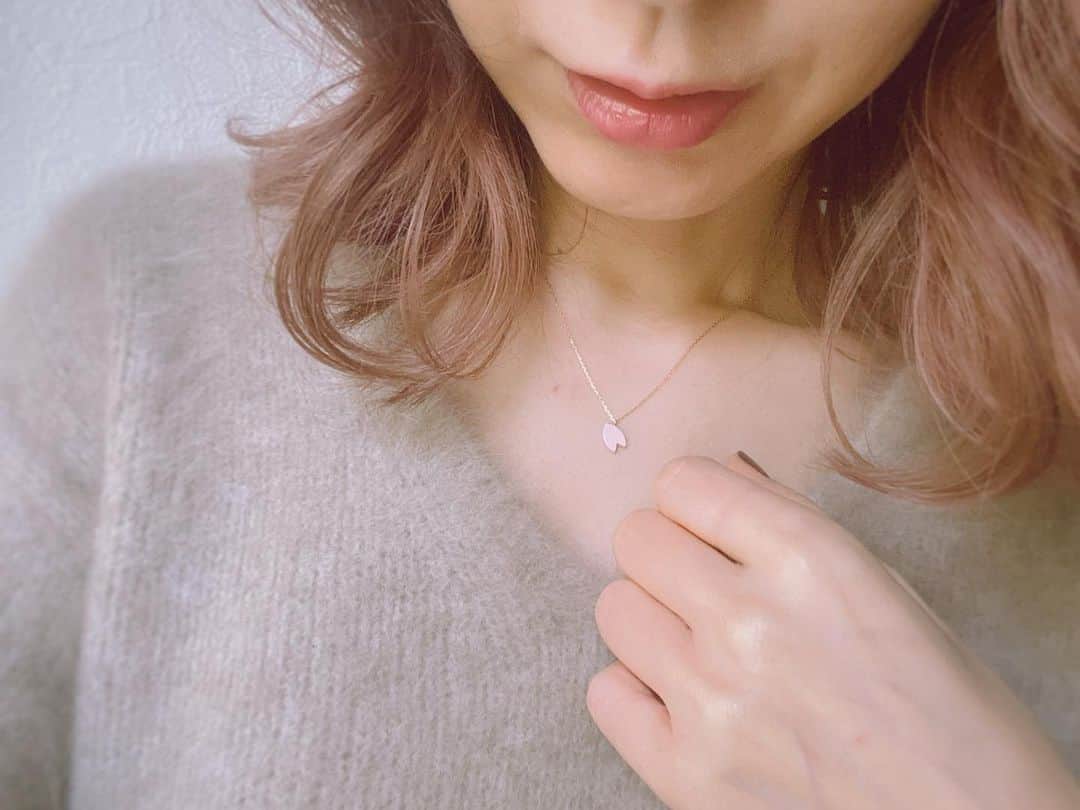 水村リアのインスタグラム：「桜ひらひら　舞い散るたび君を思い出して﻿ 誰にも言えない　心の中でずっと叫んでる﻿ もう好きじゃない　もう好きじゃない﻿ 本当はまだ分からない﻿ どうしたらいいの？﻿ 言えない　I love you?﻿ ﻿ ﻿ 桜といえば﻿ この曲🌸﻿ ﻿ そんな西野カナ様も幸せにお過ごしでしょうか。﻿ ﻿ ﻿ さくらの季節がやってｷﾀ━(ﾟ∀ﾟ)━!!﻿ ﻿ 3月生まれなので、桜にワクワクします。﻿ うん、関係ない。﻿ でもワクワクする🌸﻿ さくらと付いてるものであらば﻿ なんでも買いたくなっちゃうんだな😌😍﻿ ﻿ ﻿ 以前頂いた桜🌸のネックレスを﻿ 最近毎日着けてテンション上げてます👏﻿ ﻿ スターバックス @starbucks_j のさくらシリーズも﻿ ものすんごく可愛いし、﻿ コスメも桜とつけばなんでも欲しい次第です。﻿ コスメデコルテ @cosmedecortejp 買ってよかったな❤︎﻿ ﻿ ﻿ さくらのなんちゃら﻿ ってあったら、情報下さいっ❤︎﻿ ﻿ ﻿ ・﻿ ・﻿ ・﻿ #さくら　#桜　#🌸﻿ #春　#JAPENESPRING﻿ #cherryblossom﻿ #西野カナ様は今何してるの」
