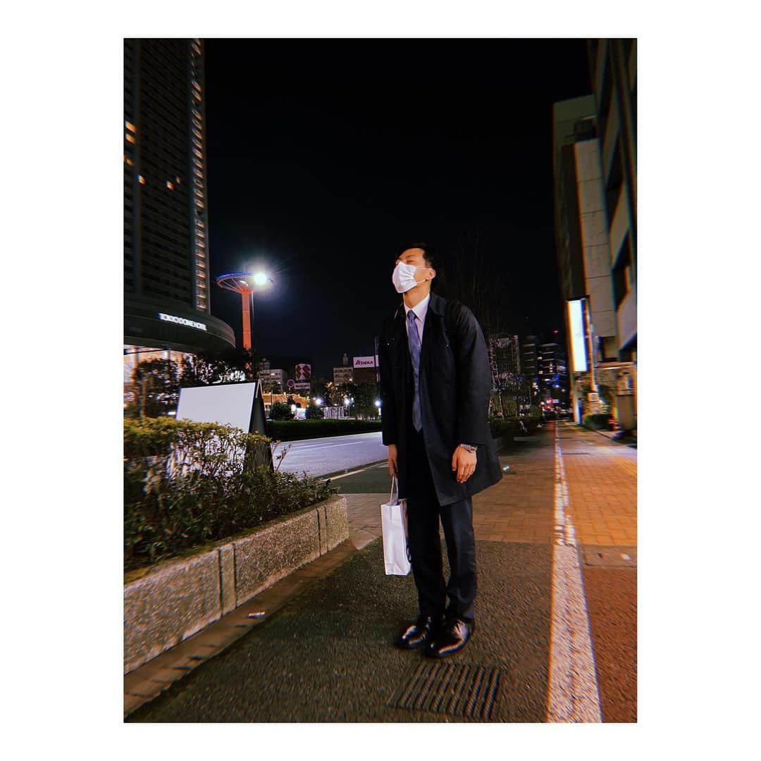 篠原光のインスタグラム：「. ZIP!フィールドキャスタータッグを組む大町君(@omachi_reo )とは、 ボクシング中継でも一緒です🥊  実況した後はいつもこんな感じ。 山のような反省と、 それでも出し切った達成感と、 色んなものが混ざった疲労に襲われている様子です。  #お疲れ大町 @omachi_reo  #夜風が心地いいね #沁みるねえ #また明日からがんばろ #👐🌈  #今日は湯船に #入浴剤を入れよう  #みなさんも #また明日からよろしくお願いします😌」
