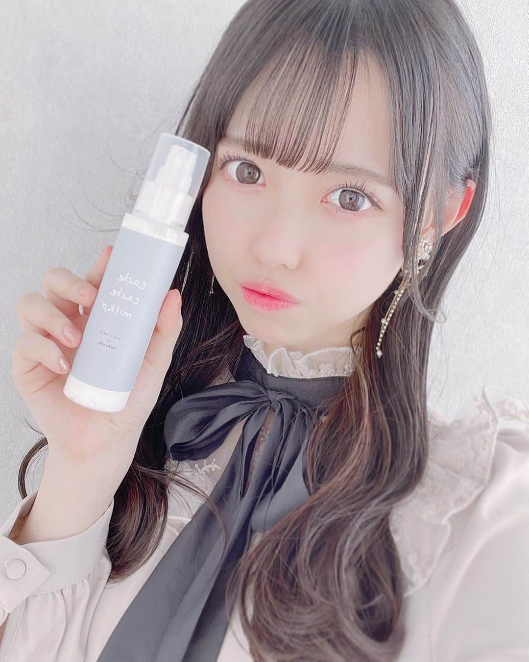 前田渉さんのインスタグラム写真 - (前田渉Instagram)「🥛       cache cache milk バレンタインに発売して 今日でちょうど1週間経ちました👏🏻     本当に香りが良くて サラッサラになるんです😍 ぜひ皆様にも使ってほしい❤️❤️❤️       ももなんも使ってくれてるよ〜🙆‍♂️🥛✨✨        バター＆オイル同様、今回もボトルのデザインは僕が描きました😋 是非そこにも注目です👍🏻        🥛cache cache milk アウトバス(流さない)トリートメントとしてご使用ください！ ドライ前、ドライ後、寝る前、スタイリング剤を付けたくない日の保湿なんかにご使用ください。 こちらもそのまま身体に塗ってボディミルクとしてもご使用いただけます。 香りはジャスミンベースの香りです！ これがまたすっこくサラサラになるし良い香りなんです😍😍        お買い求めはcache cache店舗もしくはこちらの通販サイトからご購入いただけます😊 ↓ cache cache milk: @iliveintokyo.ilit       ご来店歴がない方でもそれだけ買いに来れます🙆‍♂️      🥛 model:ももなん #わたるマジック #わたるフィルター #cachecache #cachecacheomotesando #idol #cachecacheoil #cachecachemilk #美容師 #前髪カット #アレンジ #ロングヘア #可愛い #黒髪 #カシュカシュオイル #巻き方 #ヘアアレンジ #ももなん #トリートメント #アウトバストリートメント #シースルー前髪 #アイドル #洗い流さないトリートメント #シースルーバング #ラブコッチ #松本ももな #カシュカシュミルク #メイク #ロング #ラストアイドル #ウェーブ巻き」2月21日 20時07分 - cachetaro