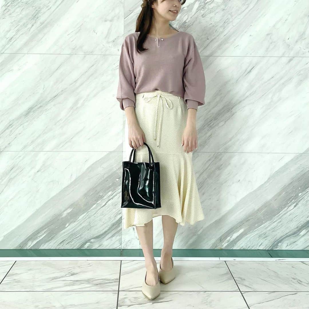 indexのインスタグラム：「recommend styling✔️﻿ .﻿ 💫pearl bar garter knit﻿ C58-12019 ¥3,289(tax in)﻿ off white / pale green / pink beige / smoky purple / navy﻿ .﻿ . 💫dot twill flare skirt﻿ C58-72023 ¥5,489(tax in)﻿ off white / black / pink beige﻿ .﻿ . ネックにあしらったパールピンが女子感を高めるニット✨﻿ .﻿ バンブーレーヨンとウールの混紡で気温が安定しない時期にも安心！﻿ .﻿ 糸そのものの持つ立体感が活きるガーターの編地に仕上げました🧶﻿ .﻿ 1枚ではもちろんアウターのインナーとしても役立ちます💐﻿ .﻿ スカートは程よいハリと落ち感が特徴のポリエステルツイルを使用し、素材感の違いを楽しめるスタイリング◎﻿ .﻿ さりげないマイクロドット柄が取り入れやすい！﻿ .﻿ .﻿ #index #インデックス ﻿ ﻿ ﻿」