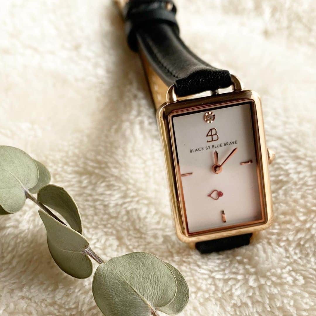 *eri*さんのインスタグラム写真 - (*eri*Instagram)「こんばんは｡･*･:♪﻿ ﻿ ﻿ マンチカン風の低姿勢で﻿ 可愛い時計に興味津々です😸❤️﻿ ﻿ ﻿ ﻿ 以下PRです🙇‍♀️﻿ ﻿ 腕時計は4bwatches⌚️﻿ Vesta Black leather White Dial﻿ ﻿ thank you💝  @4bwatches_japan﻿ ﻿ ﻿ スクエア型で華奢な時計❤️﻿ 細身のレザーベルトが﻿ 手首をキレイに見せてくれそうです☺️💓﻿ ﻿ ﻿ 10%オフクーポンコード➡️【eritebo44】 ﻿  (期限は本日より1年間)﻿ ﻿ ﻿ 他にも沢山の素敵な時計があるので﻿ ぜひチェックしてみて下さいね☺️💖﻿ ﻿ ﻿ #PR﻿ #4bwatches#BLACKBYBLUEBRAVE#腕時計#時計#手元倶楽部#バレンタイン#ギフト#猫#ねこ#スコティッシュフォールド #ネコ #ねこ部 #にゃんこ #スコティッシュ#ニャンコ#ペット#スコ#猫部#cat #Scottishfold」2月21日 20時08分 - eriten8