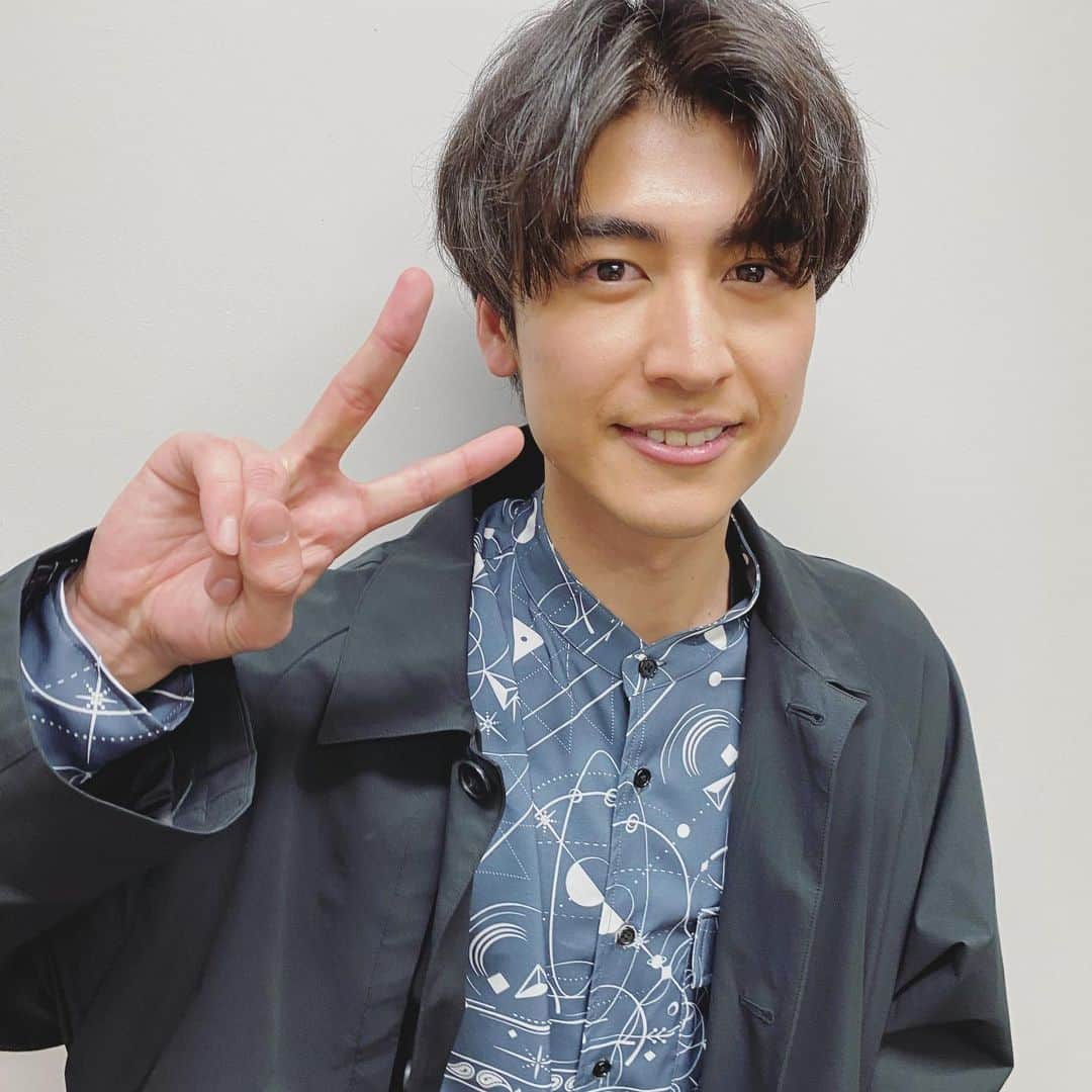 のインスタグラム：「また舞台挨拶に登壇できるよう頑張ります！一生懸命に頑張りますっ！がんばりますっ✊！！！ ※進撃の巨人全力待機なう。  #井阪郁巳 #ご縁 #舞台挨拶  #インスタオシャレ化計画  #swag #写真 #映画 #進撃の巨人」
