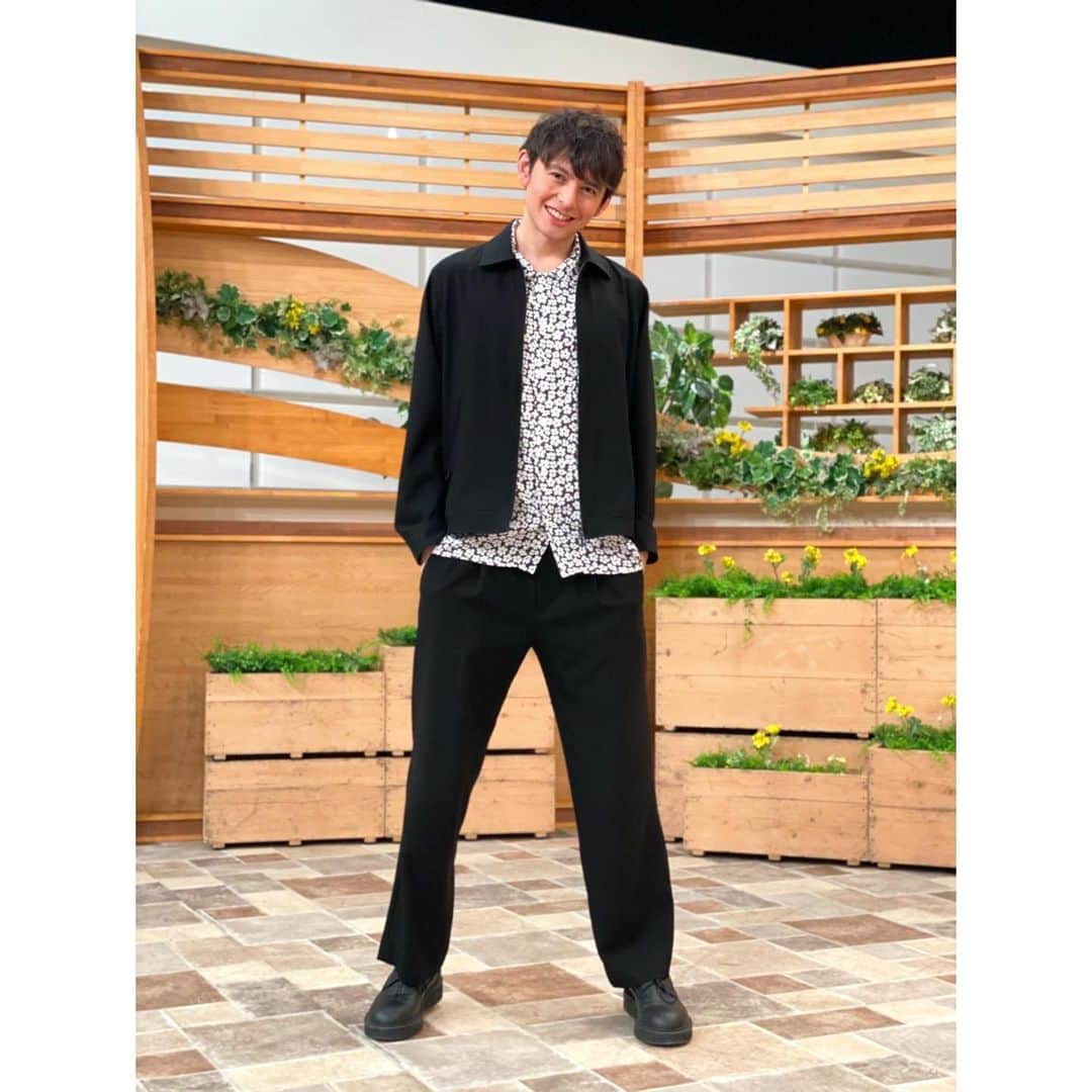 ハリー杉山のインスタグラム：「2月なのにこの暖かさ。まるでコロナ終息を歌うような天気でしたが、そんな甘くないですよね🤨  そんな今日、 "どーも、NHK" の帰り、表参道を歩いたらタンクトップも見かけました。杉山はまだ我慢します😅もう少し冬とまもなく訪れる春のファッションを楽しみたいので。  さて今週は久しぶりのレースもあるし、新たなチャレンジの幕開けもあります。皆さんも素敵な一週間のキックオフ出来ますように！  Gonna be an interesting week full of challenges. Stay safe.  wearing fabulous @agnesb_officiel   #agnesb #sunday #walkinthepark」