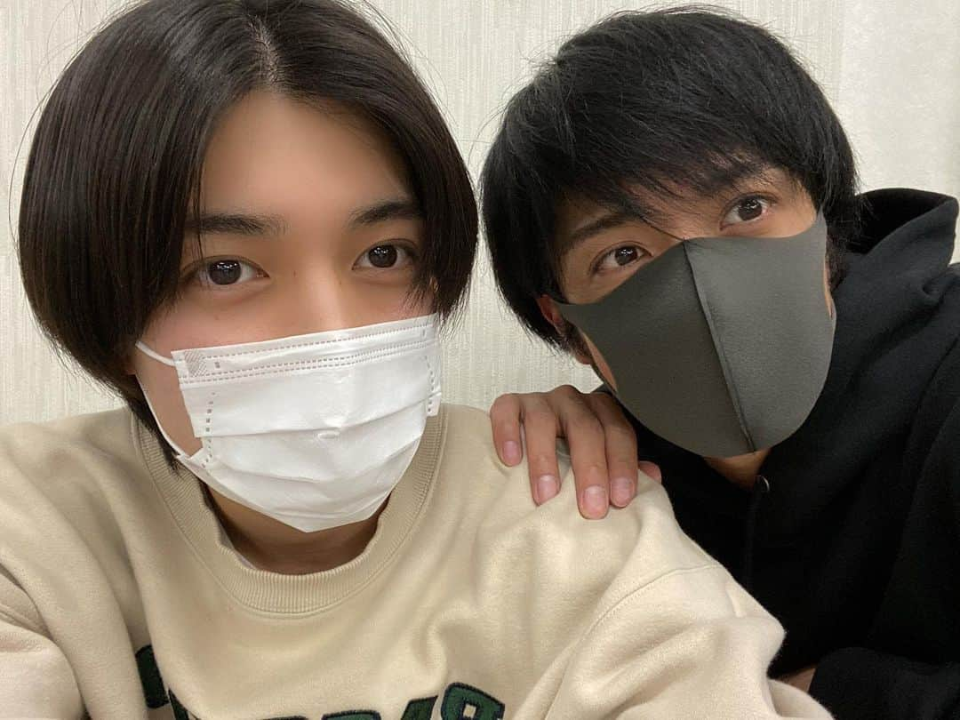 武田知大さんのインスタグラム写真 - (武田知大Instagram)「菱田満役のりき、菱田忠司役のおれ つまり、、ふふふ、、 りき芝居もライブパートもめっちゃすごいよー！ 今日は踊って、芝居して、たくさん詰めました、本番まであと6日おたのしみに！ #ジクステ #イブステ」2月21日 20時12分 - tomohir0917