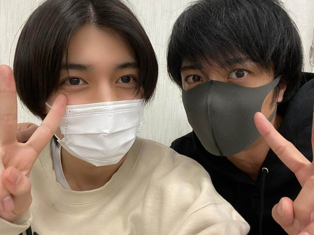 武田知大さんのインスタグラム写真 - (武田知大Instagram)「菱田満役のりき、菱田忠司役のおれ つまり、、ふふふ、、 りき芝居もライブパートもめっちゃすごいよー！ 今日は踊って、芝居して、たくさん詰めました、本番まであと6日おたのしみに！ #ジクステ #イブステ」2月21日 20時12分 - tomohir0917