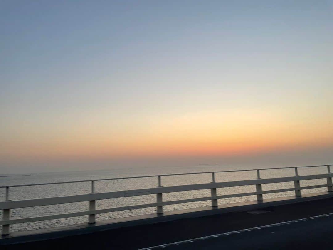 後藤真希さんのインスタグラム写真 - (後藤真希Instagram)「アクアライン。久々。 日が暮れていく空が綺麗でした♡  #アクアライン #木更津行ってたよ #景色 #カモメ??」2月21日 20時13分 - goto_maki923