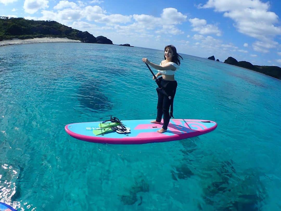 CHERIさんのインスタグラム写真 - (CHERIInstagram)「21/02/2021 Zamami island, Okinawa🐚 SUP & Snorkeling experience 💫  恥ずかしながら、、 Take time to do what makes your soul happyと思いました。  意外なお写真失礼します🧚🏻✨  盛れているかは別として、自分がこんな穏やかな顔していてびっくり😂  とてもとても沖縄離島とSUPが大好きです。  去年のこの時期に今では信じてもらえない程落ち込んでいて、友人達に半ば無理やり連れてきてもらった沖縄、好きの一部になってこの一年で4度目の訪問となりました。  日々慌ただしく過ごしていて、仲良い友人たちの住む地域も異なり、こんな状況下に陥り、友人達に会うのも実質1年ぶりとなりました。  会話していて1番驚いたのが、 ものすごく元気だね？ポジティブになったね？ と、とても変化をびっくりされちゃいました。  私が1番驚いてるんだけど😂  落ち込むこともあるけれど、、、 自分が幸せだ　とか　好きだと思う瞬間を大切にして大事にして愛そう！ と思いました🥰⭐️♡  2枚目には、みたら幸せになれると言われている　ウミガメちゃんのお写真をお裾分けです♡  2日連続でみれてなんで幸せものなんだ！」2月21日 20時16分 - hi_cherish.gram