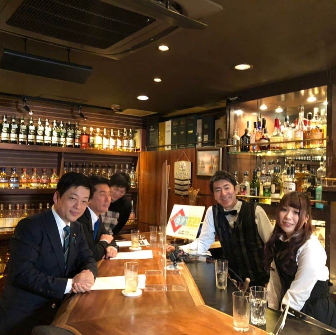 大西宏幸さんのインスタグラム写真 - (大西宏幸Instagram)「KBS京都ラジオ『BAR カタリズム』の収録に難波 宗右衛門町にあるBAR sipさんをお借りして2本撮りをしてきました。 ラジオ放送日 3月21日、28日22時30分から23時  YouTubeは『BAR カタリズム』で検索してください。 番組登録お待ちしています  今時の時事ネタからコンビニのスイーツの話まで楽しく見ていただく番組です。」2月21日 20時17分 - hiroyukionishi