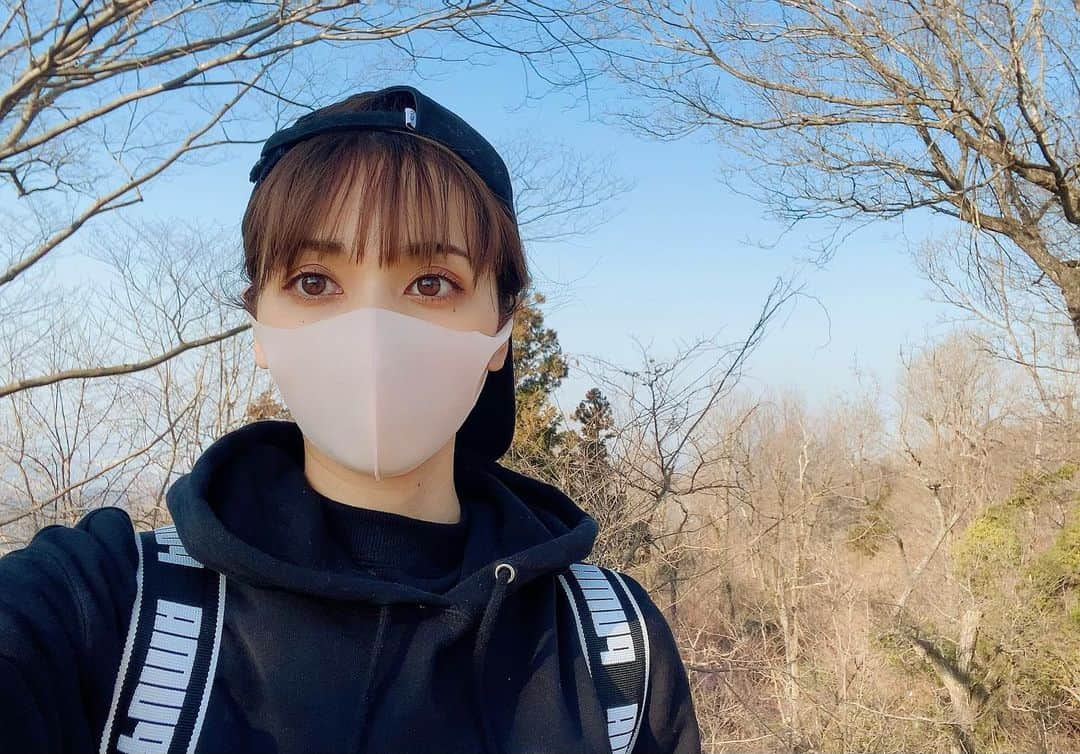 瀬野ユリエのインスタグラム：「運動しなきゃと久々の高尾山に登ってきました😳🙌🗻大自然は癒されるし最高の気分転換になる🌱😌🌸沢山歩いて良いお散歩になりました😌✨既に筋肉痛なのに明日更に筋肉痛決定です😂 #高尾山登山#山登り#自然#自然が好き#自然薯そば#自然薯#運動#散歩大好き#筋肉痛やばい」