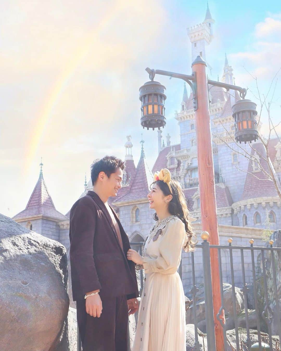 のインスタグラム：「. お誕生日プレゼントについて🎁💕 . 今年のお誕生日プレゼントは 本来なら逆バレンタインで既に 指輪を貰っているから無しでいいのに 販売決定となった時から狙っていた Canon EOS KissM2をくれました🥲📷 . 2人の思い出を沢山撮ろうねの意味で 買ってくれたそうです💐✨✨ . 昨日のお誕生日ディズニーでも大活躍っ 美女と野獣魔法のものがたり乗車後の 帰り道のスポットで、たまたま居合わせた カップルさんとお互い撮りあったのだけど‥‥ え？こんな写真撮ってくれてたの⁉って位 自然体な写真を撮ってくてれいたので 色味のみ編集の写真を載せてみます💓 . すっごくお似合いのカップルさんで ぜひお礼が言いたいからまた会いたいな〜 なんてたけちゃんと言いながら 写真を見返してるよ✨ . コーデを美女と野獣意識して 2人で合わせて良かったーーーっ🌹 . まだまだ他の写真もあるので それは追々‥💕 . このカメラでこれからいとさんや まめ吉も撮ってみるぞ〜✌ たけちゃん素敵なお誕生日プレゼントを ありがとう🎀 ꪔ̤̥ ꪔ̤̮ 🎀 . . #誕生日ディズニー #ディズニー #ディズニーランド #お誕生日プレゼント #ミラーレス #ミラーレス一眼 #カメラのある生活 #夫婦 #夫婦デート #新婚生活 #誕生日プレゼント #美女と野獣エリア #kissカメラ #tokyodisneyland #tdl #birthdaypresent #tokyodisneyresort」