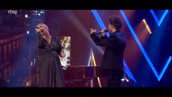 エドゥルネのインスタグラム：「Fue un orgullo acompañarte @blascanto_es en este día tan especial. Disfruta de la experiencia eurovisiva, que eso se queda para toda la vida.  Estando de nueve meses no sabía si llegaría a poder cantarla, pero ahí estuvimos las dos (👩👶). Mucha suerte, vas a ser el mejor representante. Nos quedamos contigo.」