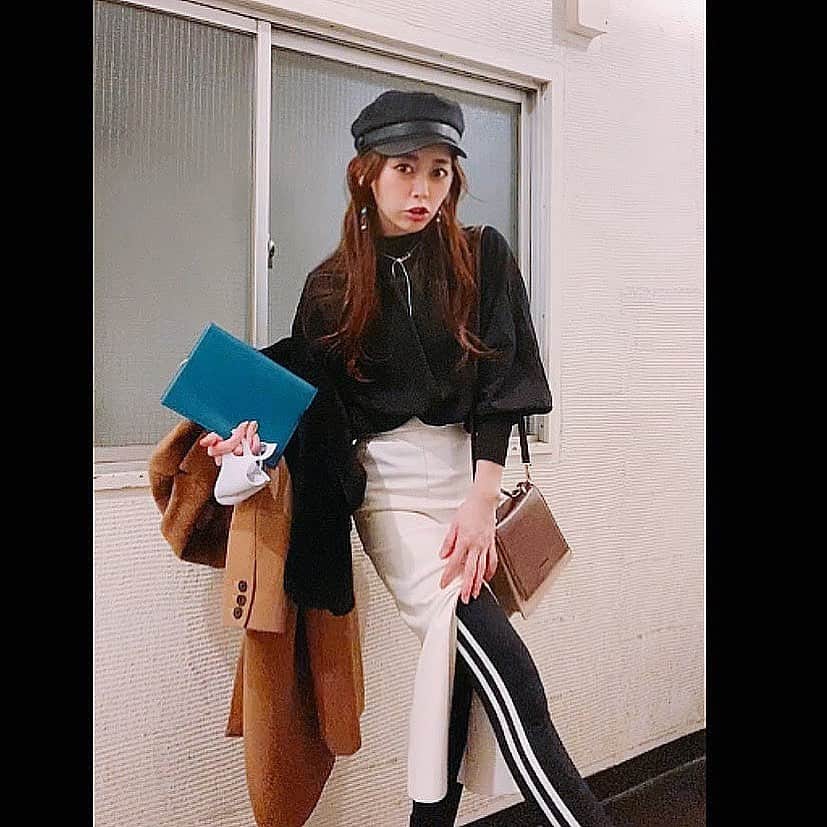 のインスタグラム：「ピラティス🧘‍♀️&ウォーキング👠の 両レッスンがある時は。 だいたいこうなる。  これでも 忍ばせてるつもり。 ☑︎🎽/ @xexymix_jp   #私服の中にトレーニングウェア #xexymix_jp #pilates #yoga #walking #ootd #ootdfashion #style #outfitoftheday #tightskirt #outfit #fifth #pbselect #tiffany #sstudio #model #photooftheday #パーソナルレッスン受付中です♡ #osaka」