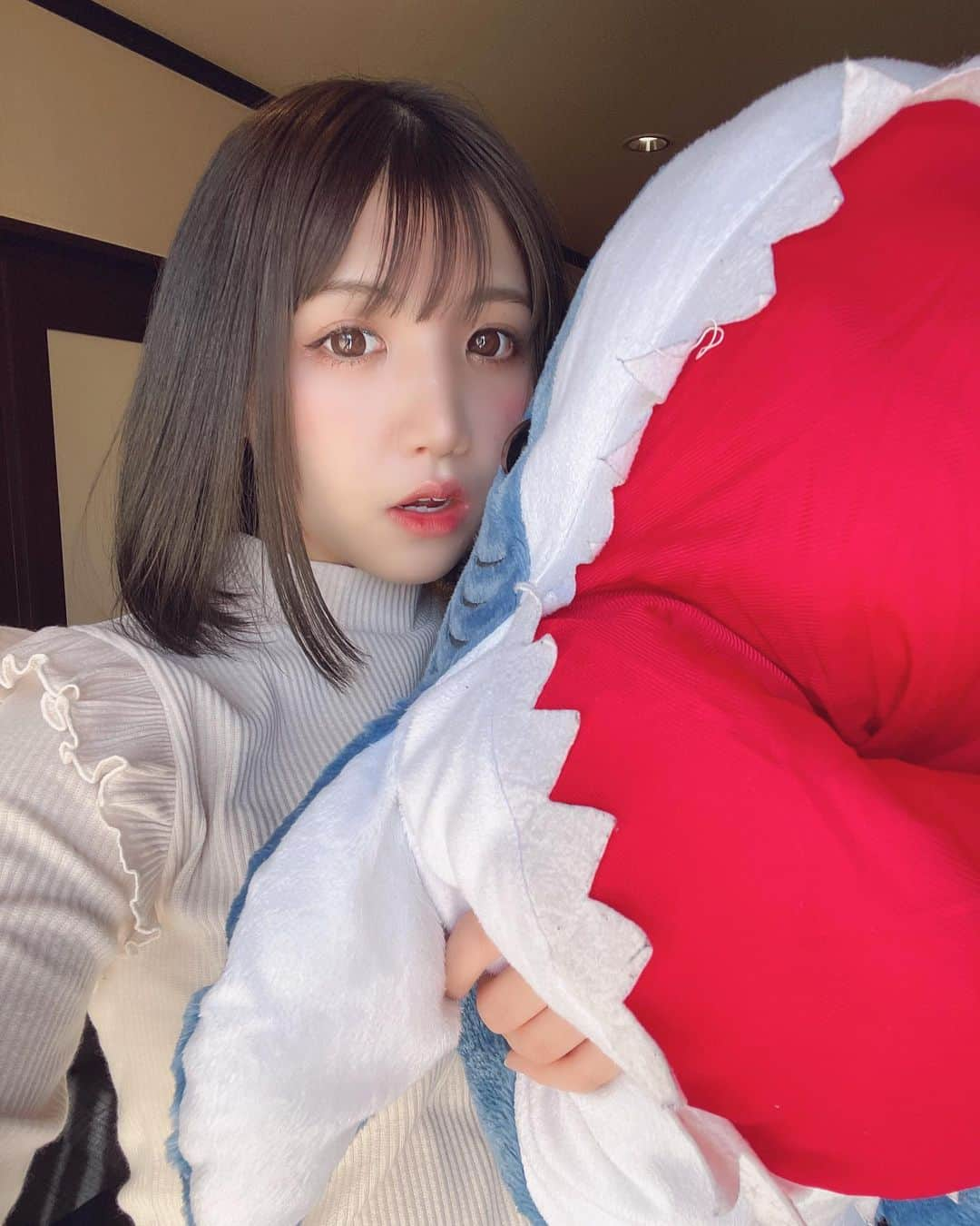 岡畑雛生さんのインスタグラム写真 - (岡畑雛生Instagram)「食べてやる〜🦈  髪色変えたよ☺️💞どう？？   #haircut #hairsalon  #makeup #halloween #portraitphotography #instagood #ショートヘア #ショートボブ #ヘアスタイル #instalove #instafollow #mac #l4l #ヘアカラー #hairmodel#岡畑雛生#shorthair #shortcut」2月21日 20時22分 - hinana_okahata