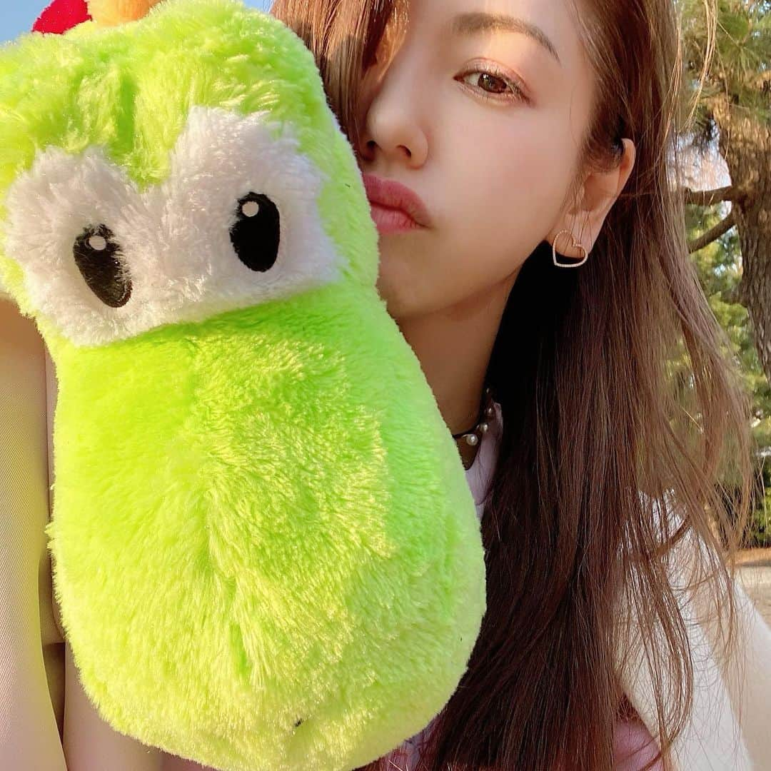 美香さんのインスタグラム写真 - (美香Instagram)「ポカポカ陽気だった本日。 公園で寝転がってのんびり🌈 @wakanozawa ちゃんのインスタで見て即オーダーしたピンクスウェットで💗💗💗 @hereiam.official」2月21日 20時22分 - mikaofficial99