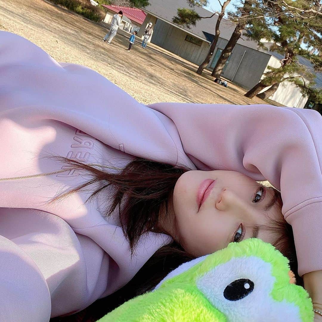 美香さんのインスタグラム写真 - (美香Instagram)「ポカポカ陽気だった本日。 公園で寝転がってのんびり🌈 @wakanozawa ちゃんのインスタで見て即オーダーしたピンクスウェットで💗💗💗 @hereiam.official」2月21日 20時22分 - mikaofficial99