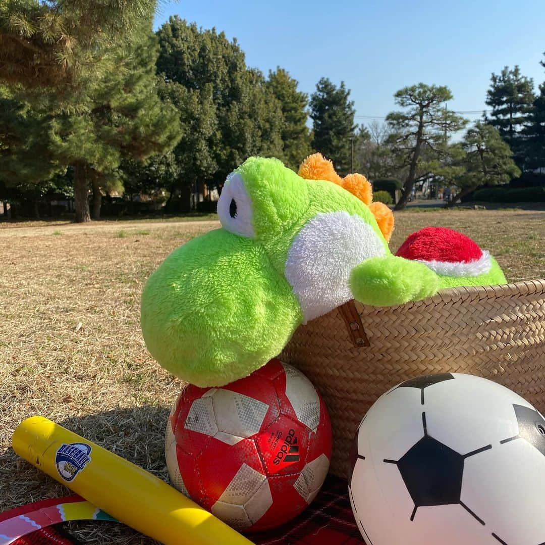 美香さんのインスタグラム写真 - (美香Instagram)「ポカポカ陽気だった本日。 公園で寝転がってのんびり🌈 @wakanozawa ちゃんのインスタで見て即オーダーしたピンクスウェットで💗💗💗 @hereiam.official」2月21日 20時22分 - mikaofficial99