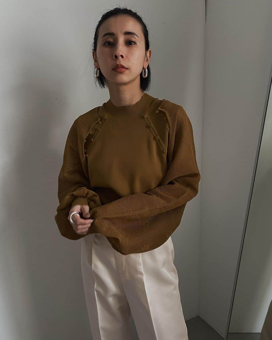 黒石奈央子さんのインスタグラム写真 - (黒石奈央子Instagram)「あめりふく . .  many way raglan sleeve knit ¥14000 2/23 JELLY color useful pt ¥15000 2/23 . . またまた新しい神パンツが出来上がってきた！アメリのパンツは本当にシルエットが綺麗で神🥺xs.s.mの3サイズ展開！ ジャガードあみの袖はAMERIロゴになってるよ☺️ 袖が取り外し可能で、いろいろな着方ができます！  @ameri_shinjuku @amerivintage @ameri_daikanyama @ameri.shinsaibashi  @ameri_omotesando #ameri#amerivintage #fashion #vintagefashion #coordinate#ootd#outfit#osanposnap #705_outfit #大人ファッション #大人コーディネート #大人スタイル #modestyle #modefashion#modecasual」2月21日 20時32分 - blackstone705