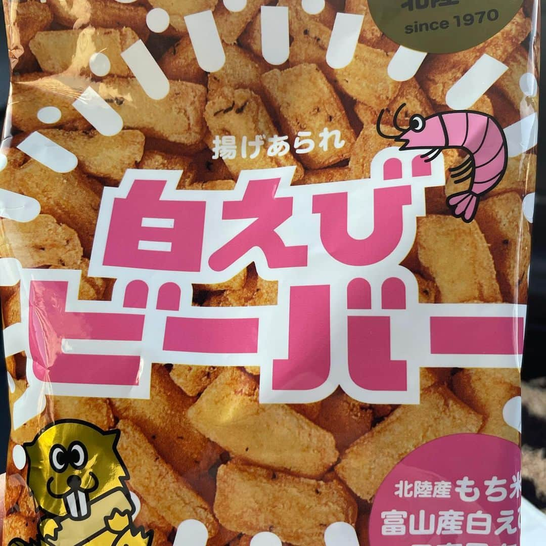 小泉エリのインスタグラム：「大人になってかなり経ちますが、1本だけ親知らずが生えてきました😭 抜いた方がいいと言われましたが麻酔が切れてからどれくらい痛むのでしょうか？ これは最近もらってハマったお菓子です😸 スナック菓子もボリボリ噛めないのかな…🙀 ＃初めての ＃親知らず #親にも言ってません ＃生えてきたこと」