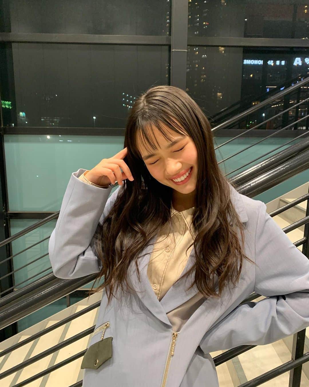 のインスタグラム：「ポーズに悩み、、 流行りのハートを作りました🤍 ハートになってないけど💦」