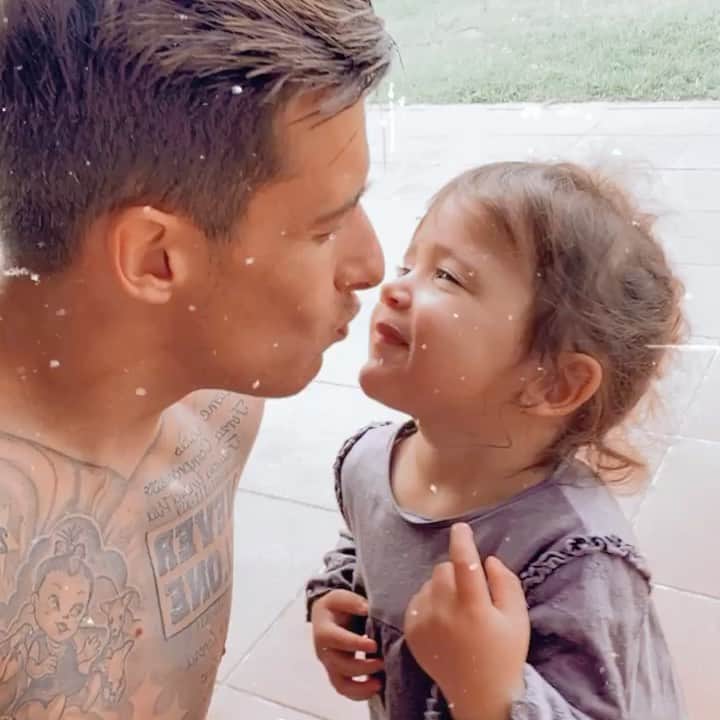 クリスティアン・テージョのインスタグラム：「Felicidades a la princesa de la casa😍💚🥰  Happy birthday +3」