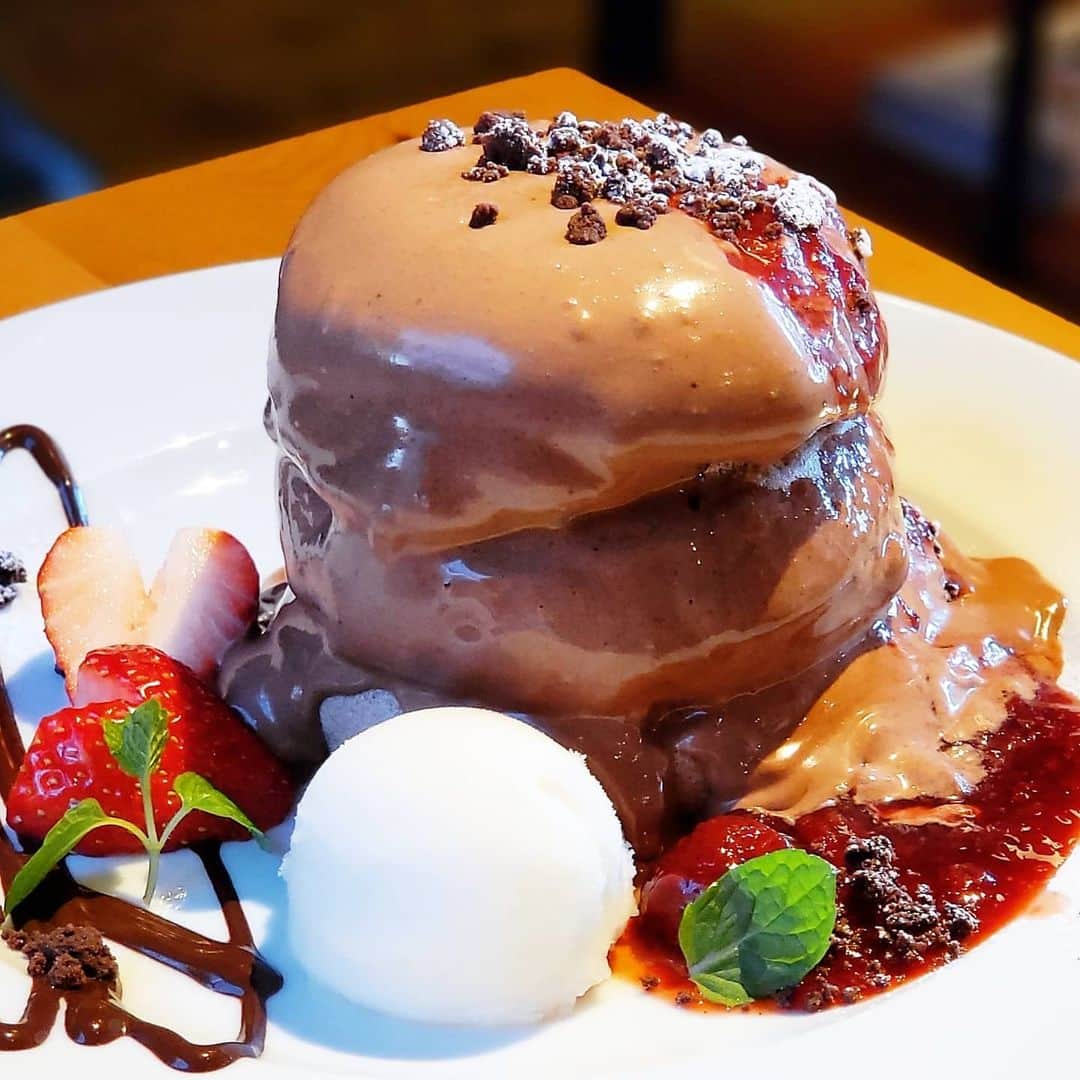 のインスタグラム：「パンパンパンケーキ♪ 【BLACKSMITH COFFEE 西本町店】 2月限定パンケーキ 🍫メルティショコラ  群馬県太田にあるウッディかつスタイリッシュな人気のカフェ  ふわふわ口どけ良い3段重ねのココア生地 そこにたっぷりかかる、フランス・シンガポール 2種類のチョコレートときび砂糖を使った“ショコラクリーム”は、コクがあり味わい深くウマウマ♪  添えられた“いちご”と“ラ・フランスのシャーベット”が爽やかで合間の良いアクセントになり、あっという間にペロリ黒猫にゃー😸  🚶群馬県太田市西本町67-7 営業日、営業時間などはお店のSNSを @blacksmith.coffee  #黒猫食べ過ぎ #blacksmithcoffee #ブラックスミスコーヒー #黒猫群馬 #黒猫太田 #ラテアート #食べて応援」