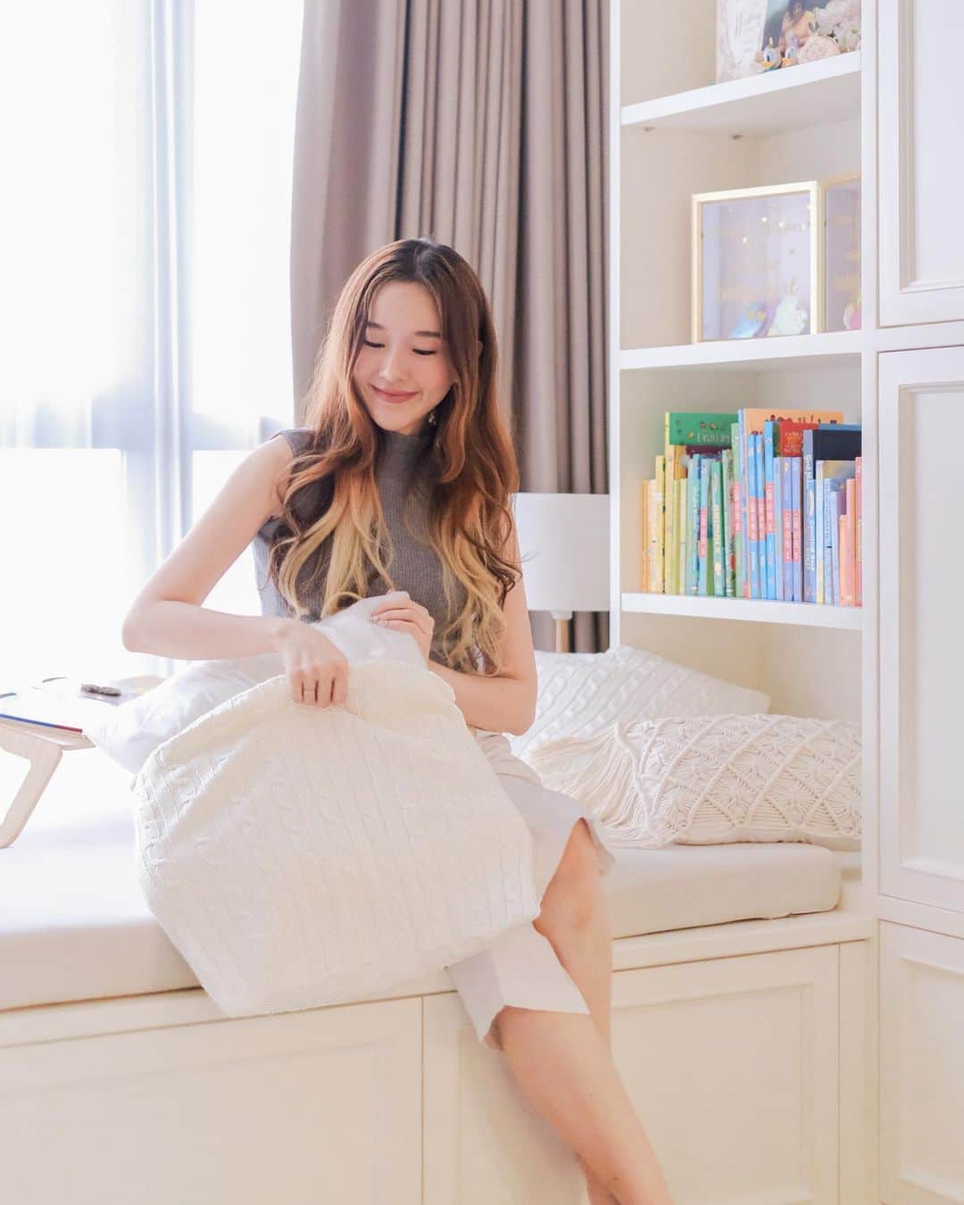 ジェシカ・ヤマダのインスタグラム：「Beres-beres rumah duyu 🥰⁣⁣ Awal tahun baru, aku pengen start fresh dan bikin suasana #dirumahaja jadi senyaman mungkin. Sudut kamar ini 👆 tadinya buat pajangan, terus aku sulap jadi reading corner for @jessbebes. 😆📚 Biar lebih nyaman dan inviting, aku tambahin bantal-bantal ini, dan sarungnya aku cuci pakai @DownyIndonesia. 🌸⁣⁣ ⁣⁣ Aku udah pakai Downy ini bahkan dari sebelum aku merit, karena wanginya yang segar dan tahan lama. Cukup pakai 1 takar aja udah wangi banget, irit lagi. 🌝 Mau lebih irit lagi? Beli Downy-nya di @alfamidi_ku aja, soalnya lagi ada promo HAP cuma Rp 20.900 buat Downy 680ml sampai tanggal 21 Februari aja lho! 😉⁣⁣ ⁣⁣ P.S. 𝑻𝒉𝒆 𝒓𝒆𝒂𝒅𝒊𝒏𝒈 𝒄𝒐𝒓𝒏𝒆𝒓 𝒘𝒐𝒓𝒌𝒔! Arwen & Arya sekarang jadi seriiing banget minta aku bacain buku ini itu, dibanding waktu bukunya ada di rak buku mereka sendiri. 🥺🙏⁣⁣ ⁣⁣ ✨🧺 𝐆𝐈𝐕𝐄𝐀𝐖𝐀𝐘 𝐂𝐇𝐀𝐋𝐋𝐄𝐍𝐆𝐄 🧺✨⁣⁣ Guys! Ada hampers menarik dari Downy yang siap mengharumkan cucian 2 orang pemenang nih. 🤩🌸⁣⁣ HOW TO GET:⁣⁣ Coba hitung ada berapa banyak buku di foto slide 2, lalu komen jawabannya sambil mention @downyindonesia dan 2 orang teman ya. 👀📚 Pemenang akan diumumkan di akhir Maret. Good luck & have fun, guys! 😁🙏💝⁣⁣ ⁣⁣ #homeinspo #readingcorner #BiangnyaIbuPintar」