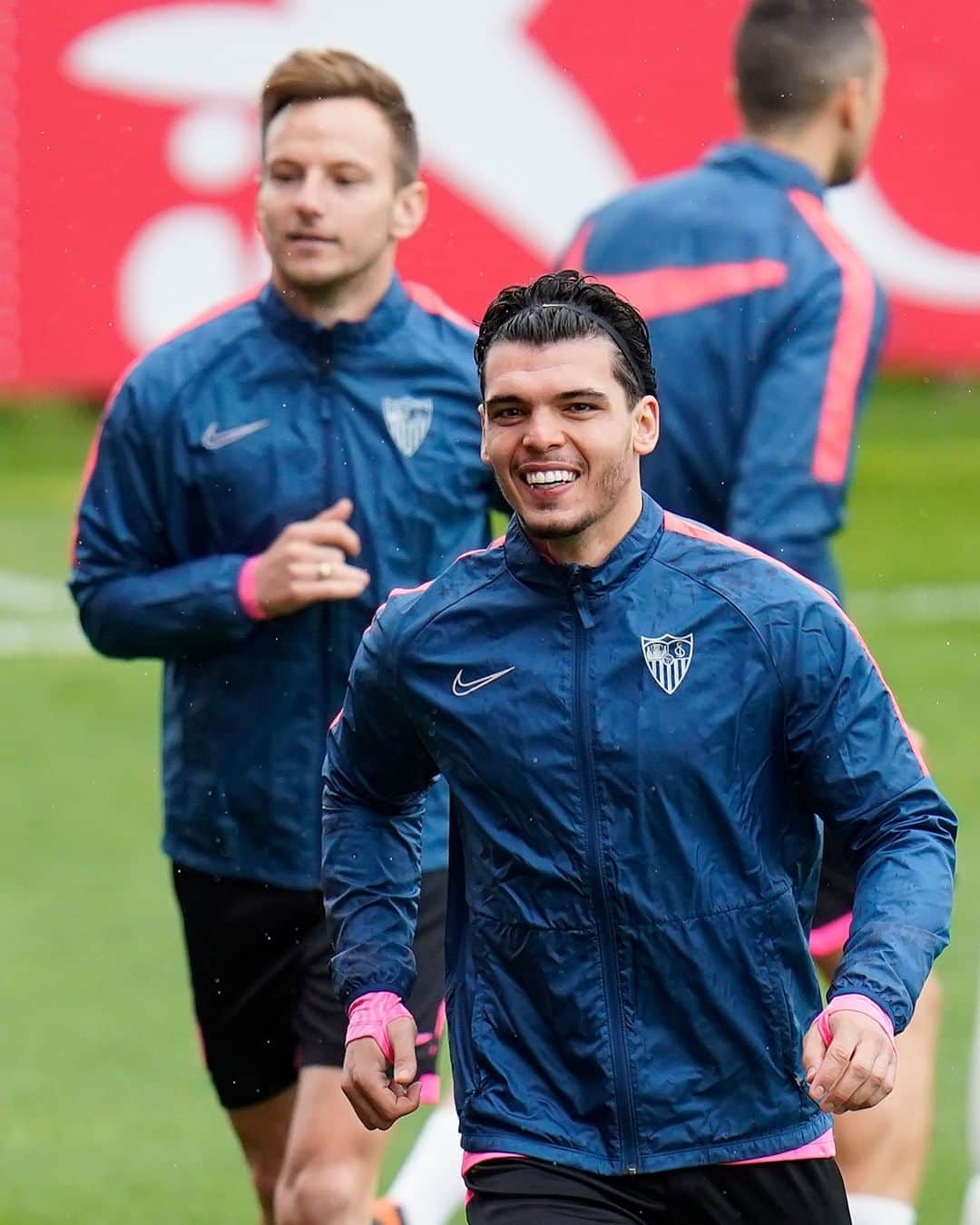 セビージャFCのインスタグラム：「😁 𝑲𝑨𝑹𝑰𝑴 𝑹𝑬𝑲𝑰𝑲 4️⃣ 🇳🇱  #sevillafc #wearesevilla #sevilla #nuncaterindas #rekik #osasunasevillafc #laliga #training #rainyday」