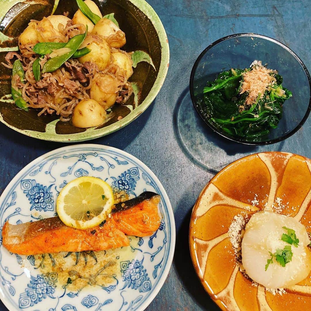 井上荒野のインスタグラム：「夫作。鮭ムニエル、肉じゃが、新玉ねぎのコンソメ煮、ほうれん草お浸し。居酒屋っぽくしてくれました😄本人は鮭が「魚くさい」とかで残していた。鮭は魚だからね…」