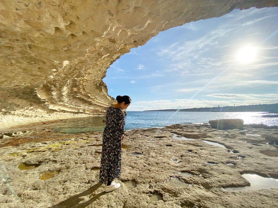 荒尾茉紀のインスタグラム：「ヨーロッパに来て90日🌍1ヶ月旅行のつもりで来たけれど…まだ海で泳げていないので……もう少しマルタにいます❗️こんなにも自由で無計画な旅は初めて😊  ※ちゃんとビザとります ※不法滞在じゃないよ（笑）  #malta #xrobblgħaġin #マルタ旅行 #マルタ留学 #無職の海外旅」