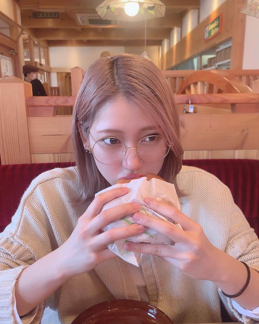 茂木忍のインスタグラム：「グラクロ美味しかった🍔 コメダ合わせでメガネかけた🥸 . . #コメダ珈琲  #盛れたけどブレたから2枚目に格下げ」