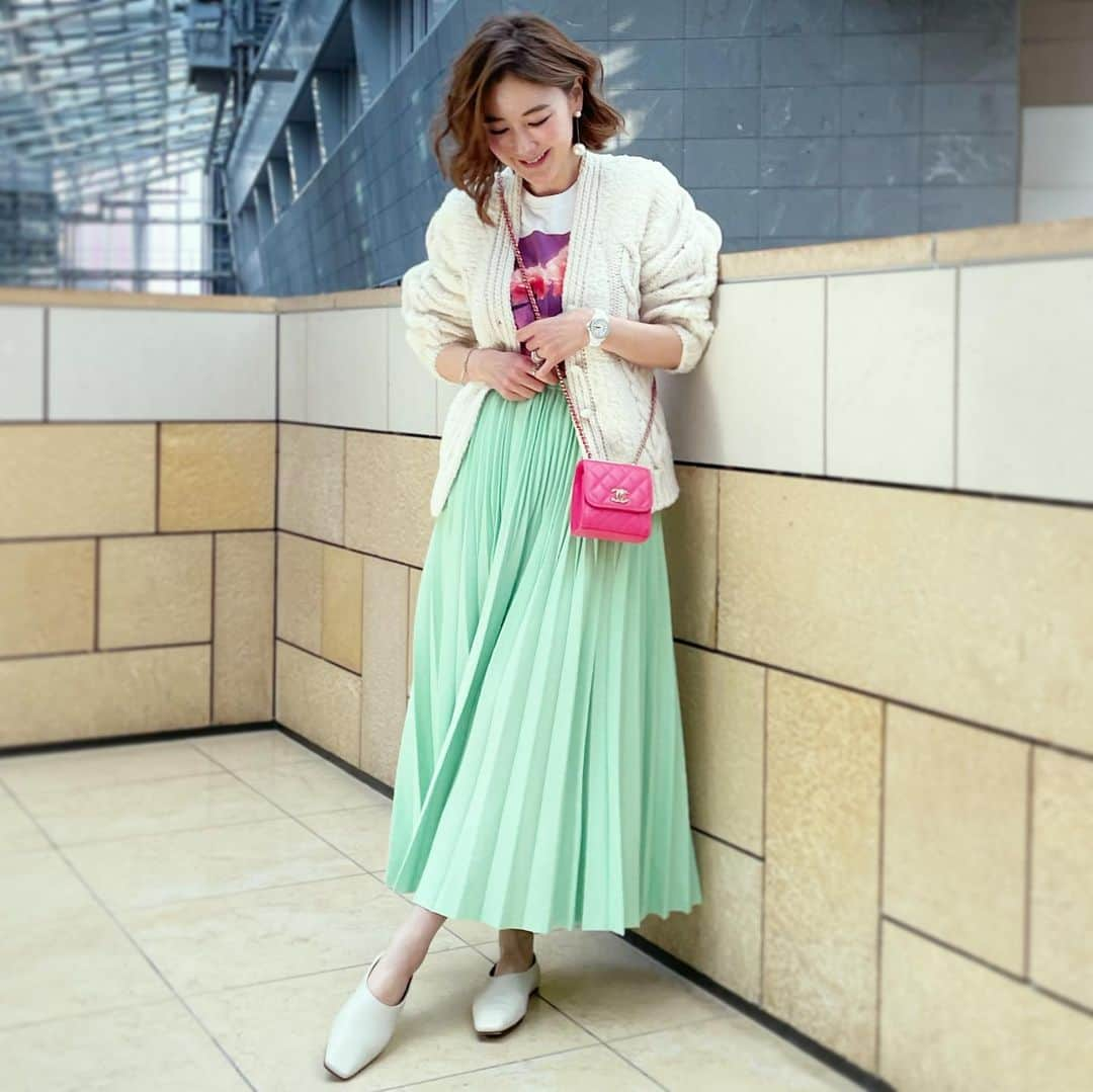 kiyomi medeirosさんのインスタグラム写真 - (kiyomi medeirosInstagram)「outfit🍏🥝🍈🍒🌸💕  cardigan,skirt…#drawer Tシャツ…#lisaking shoes…#therow bag…#chanel  #fashion#outfit#instagood#instalike#instafashion#ootd#cordinate#style#ファッション#コーディネート#コーデ#ママコーデ#大人可愛いコーデ#パステルカラー#春色コーデ#ミントグリーン」2月21日 20時33分 - kiyomimedeiros