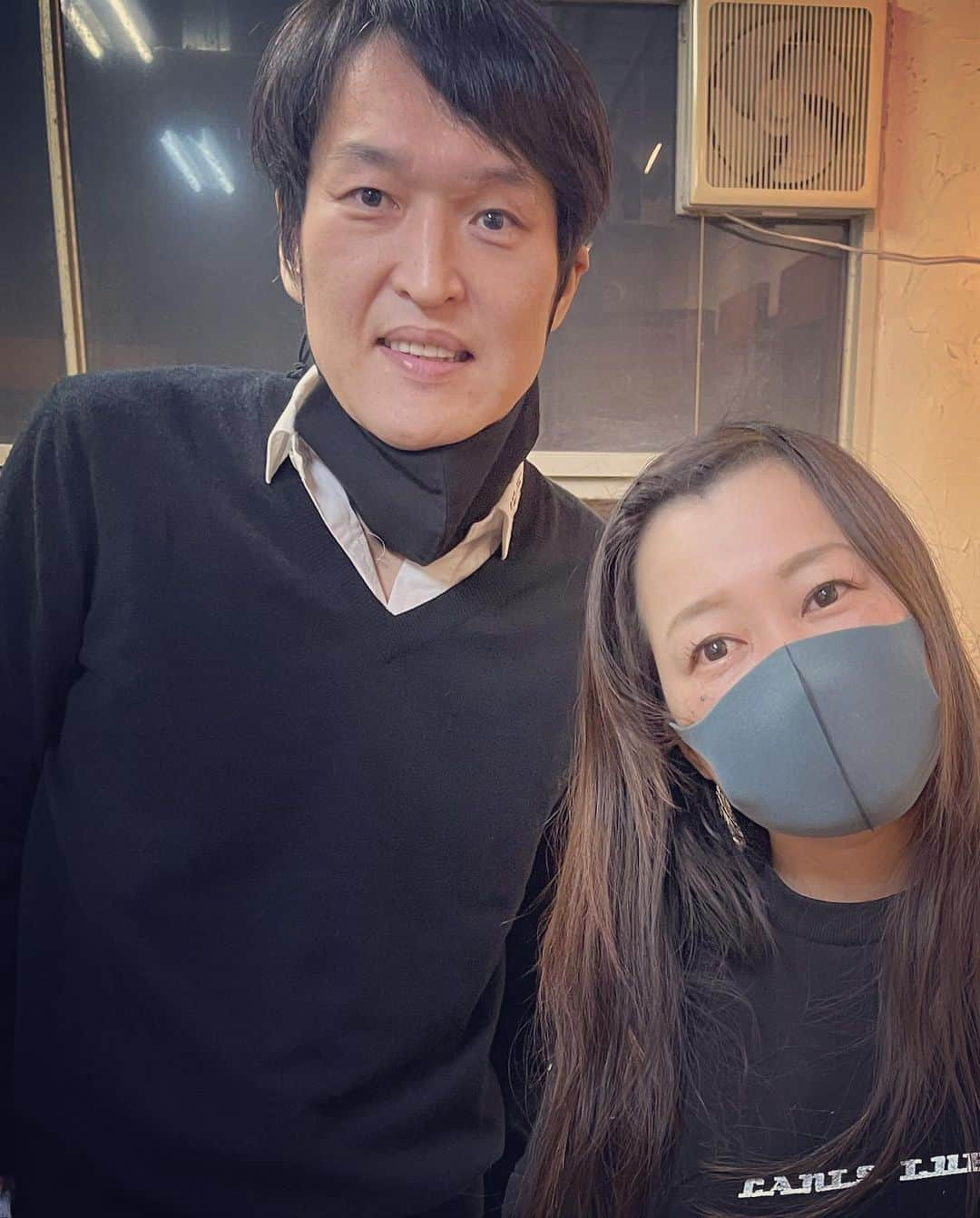 杉本知香さんのインスタグラム写真 - (杉本知香Instagram)「粟生ちゃんがゴン連れてぷらっと遊びに来たら ジュニアさんとボクシング話で盛り上がってました🥊 2003年に撮った写真、2人とも若い😆 ジュニアさんの黒髪短髪似合ってたなー😆 粟生ちゃん、赤ちゃんみたいな顔🤣 先日のYouTube、再生回数のびてて嬉しい❣️  #中目黒美容室 #千原ジュニア#千原兄弟#チハラトーク #粟生隆寛#帝拳ジム  元#WBC世界スーパーフェザー級王者 元#WBC世界フェザー級王者」2月21日 20時31分 - sugimotoc