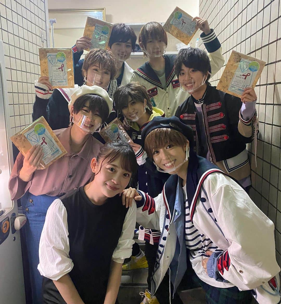 福見真紀のインスタグラム：「風男塾のライブ行ってきたよー🥰 ねぇ！今の風男塾やばいよ！すごいよ！ 歌もダンスもみんな上手👏 わたしが加入した時でさえ 振り付けや歌詞を覚えるに必死やったのにみんな頑張ってるんだな、このライブの裏には努力がいっぱいあるんだなと思ったらほんとに感動しました😭👏  わたしがプレゼントしたパックを持って写真撮ってくれた。かわいいい🥺🥺  #風男塾」