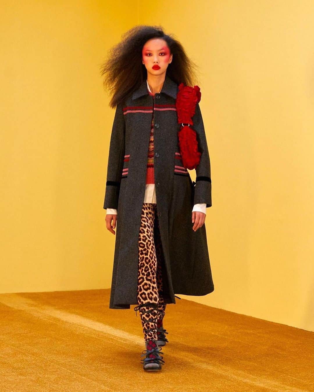 AnOther Magazineさんのインスタグラム写真 - (AnOther MagazineInstagram)「Tulle, tartan, and tailoring at @mollygoddard A/W21 ✨⁠⁠ ⁠⁠ Live streamed yesterday evening as part of a digital London Fashion Week, Goddard’s A/W21 outing was described by the designer as “maybe the toughest to put together because of all the restrictions” brought on by lockdown. A joyful offering nonetheless, the vibrant show brought together Goddard’s signature tulle designs with tartan, tailoring, and thoughtfully crafted menswear. See more via @mollygoddard 📲⁠⁠ ⁠⁠ RG @mollygoddard 🔁」2月21日 20時38分 - anothermagazine