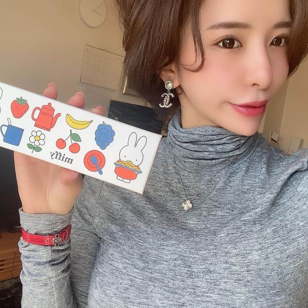 ちゃんうさのインスタグラム：「バレンタインは 何を貰うかより誰にもらうかだなとつくづく思う🍫 あと、メッセージとかも嬉しいし素敵なイベントだね🌟🌟 . . . #バレンタイン #チョコレート #valentine  #chocolate #🍫 #一部しか載せないスタイル」