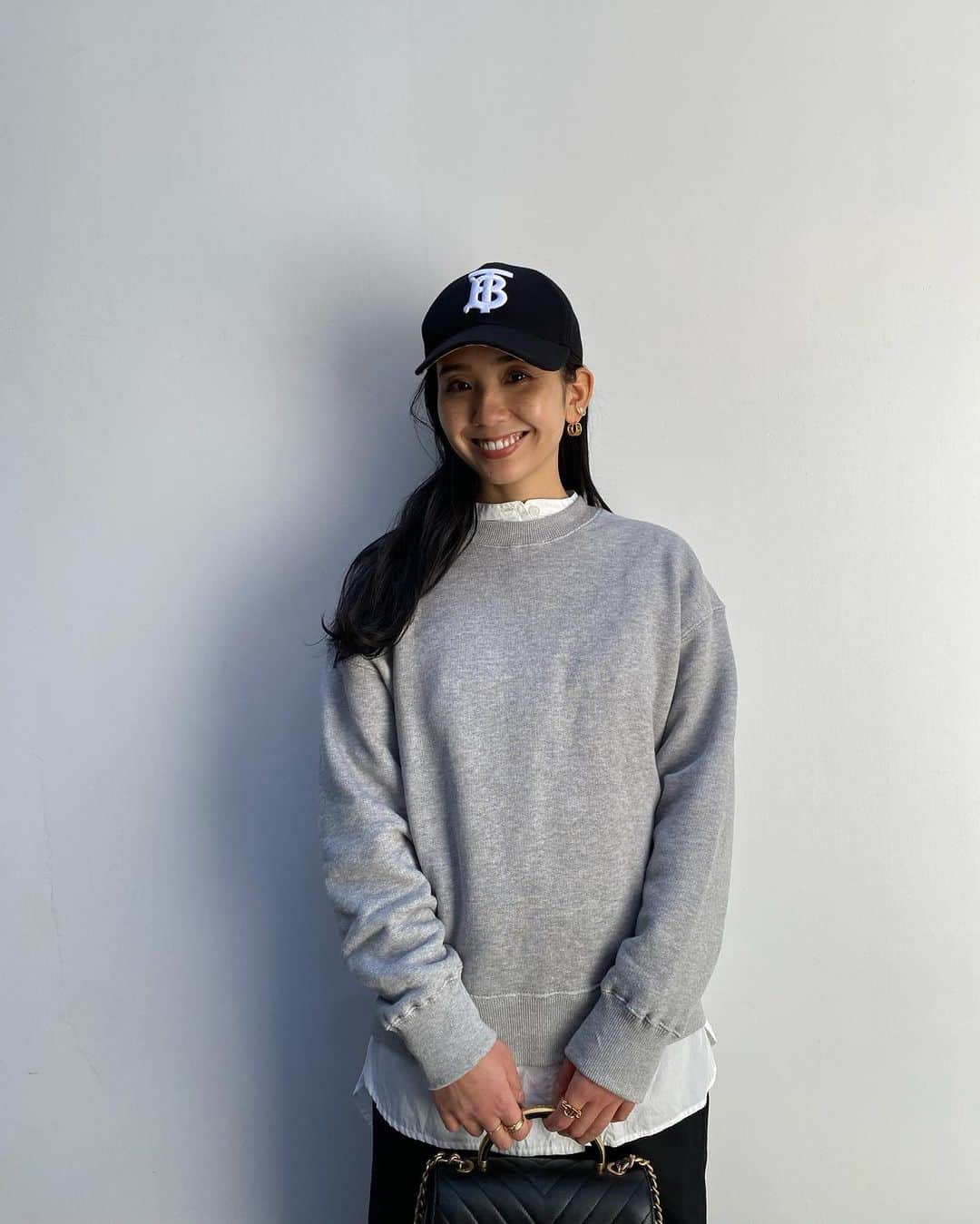 鈴木詩織のインスタグラム：「CLASSY.ブログで載せているZARAのセールで買った790円スウェット♡  レイヤードしてもよし、一枚で着てもよし。 かなり使えます😉  ﻿ ﻿  #コーデ部#コーデ日記#162cmコーデ#zara#zaraセール#classy#classy__leaders#classyブログ更新しました#珍しくカメラ目線#スウェットコーデ#プチプラコーデ#キャップコーデ#バーバリー#Burberry#ロングヘア#グレースウェット」