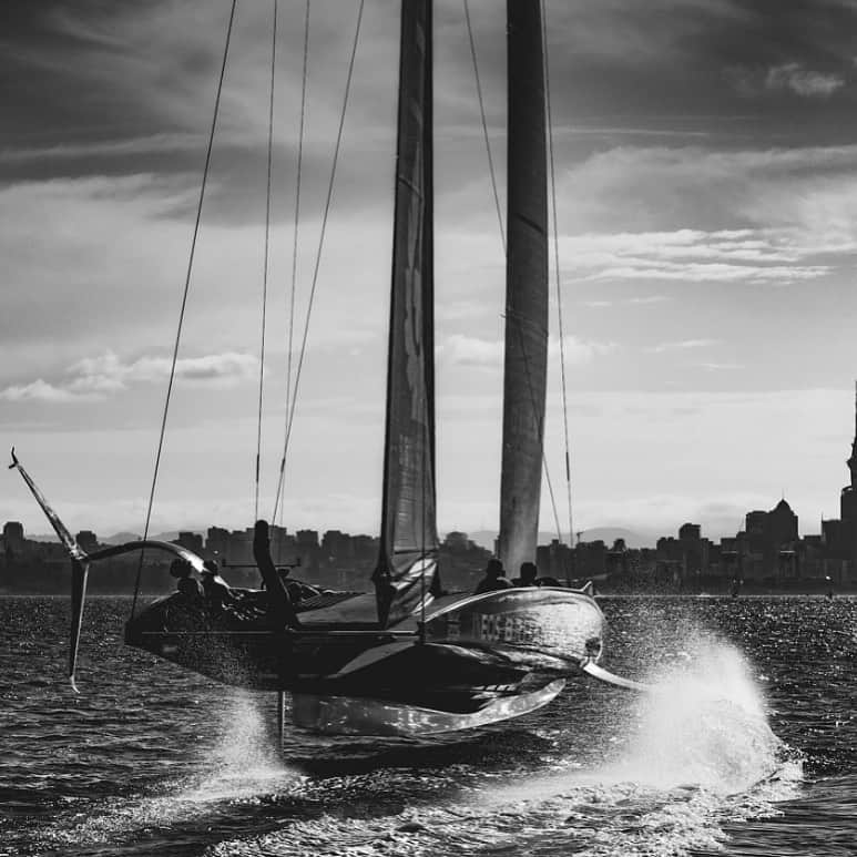 ヘンリロイドのインスタグラム：「It’s been an incredibly few weeks watching @ineosteamuk race in the Prada Cup. After four years of dedication, hard work, grit and hundreds of thousands of man hours from the 100+ strong team, INEOS TEAM UK’s 36th America’s Cup campaign came to an end today as Luna Rossa Prada Pirelli won both races in light wind in Race Day 4 of the PRADA Cup Final to win the series 7-1.  Speaking after the day’s action Ben Ainslie said:  “Firstly, I have to say well done to Luna Rossa and well done to Italy. It’s a big deal in Italy getting to the America’s Cup Match again. Congratulations to Jimmy [Spithill], Cecco [Francesco Bruni] and the whole team. They had the better overall package across the range of wind conditions and deserved to take the Final.  Of course, we are disappointed, but I could not be prouder of the team and how they have dealt with the challenges we have faced over the past four years, and especially since we’ve been here in New Zealand. Every single person in this team worked incredibly hard to turn things around from where we were before Christmas to make the PRADA Cup Final and I’m really proud of that.  This is a people game and so many people in this organisation have grown massively over the past four years. We’ve learnt a huge amount throughout this campaign and now we need to go back and analyse where we didn’t get it quite right. You look at Luna Rossa and Team New Zealand and they have been in this game 20 and 30 years respectively. That learning and development is key.  Finally, the support of our families here in Auckland and everyone back home really drove us on, we are just sorry we couldn’t bring it home for you.  We started this team in 2014 with the goal to bring the America’s Cup back to Britain and as far as we’re concerned, we still need to get the job done”.  #sailing #racing #henrilloyd #race #americascup」