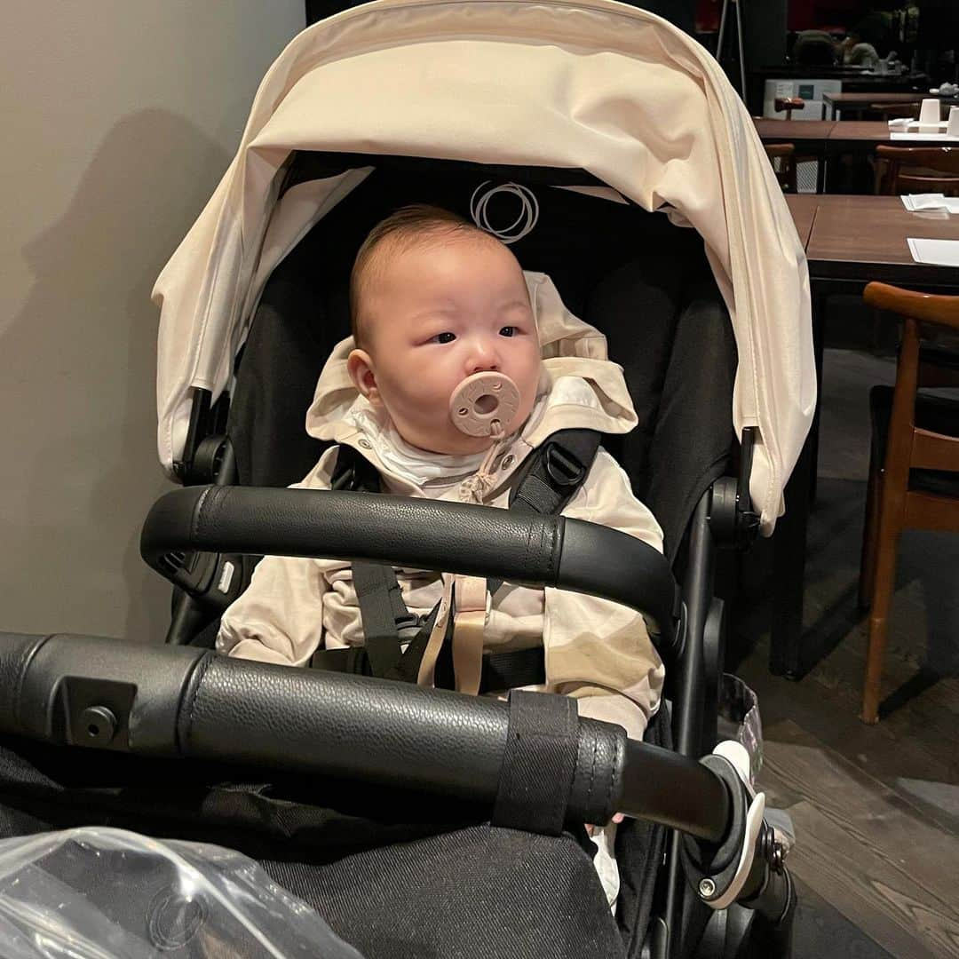 カン・ヘヨンさんのインスタグラム写真 - (カン・ヘヨンInstagram)「+215👶🏻💛 아 오늘 진짜 웃겼네요ㅋㅋㅋㅋㅋ울 가족 처음으로 빼꼼이 깨어있을때 이렇게 밖에서 외식했는데, 아빠 엄마는 빼꼼이 울까봐 먹는 내내 생쇼.   정작 빼꼼이는 쪽쪽이 물고 미동도 없이 요기조기 구경하며 잘 있었구요.... 괜히 안절부절 못하면서 눈치보듯 먹어서 체했습니다😂 나가는데 직원분들이 애기가 어쩜 이렇게 순하냐고 칭찬도 받았꾸요. 통통하게 잘키웠다고 또 칭찬 받았꾸요ㅋㅋㅋㅋㅋㅋㅋㅋㅋ 데꼬다닐맛 난다 진짜!! 왜케 착해?? 엄마 오늘 또 감동받았자나 뽀뽀 백만번해준다 너어~~~~?ㅋㅋㅋㅋ😍💋  #육아스타그램 #애기엄마 #아줌마그램」2月21日 20時43分 - mangdoo_noona