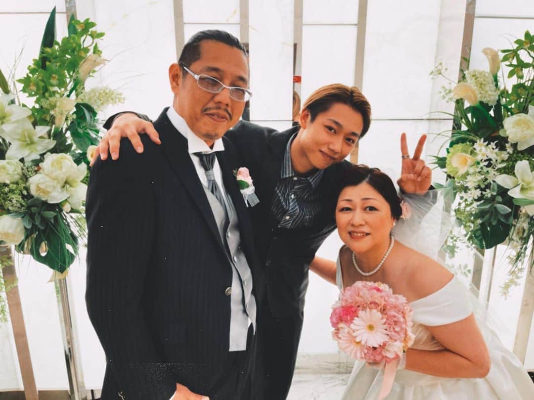 網代聖人のインスタグラム：「Dear Mom&Daddy🤵‍♂️👰  "20th anniversary"  “Wishing you lots of love and happiness.”  ps. サプライズで東京から帰省して 2人の姉と一緒に20周年を記念して 結婚式をしました！  一生の思い出になりました🙏」